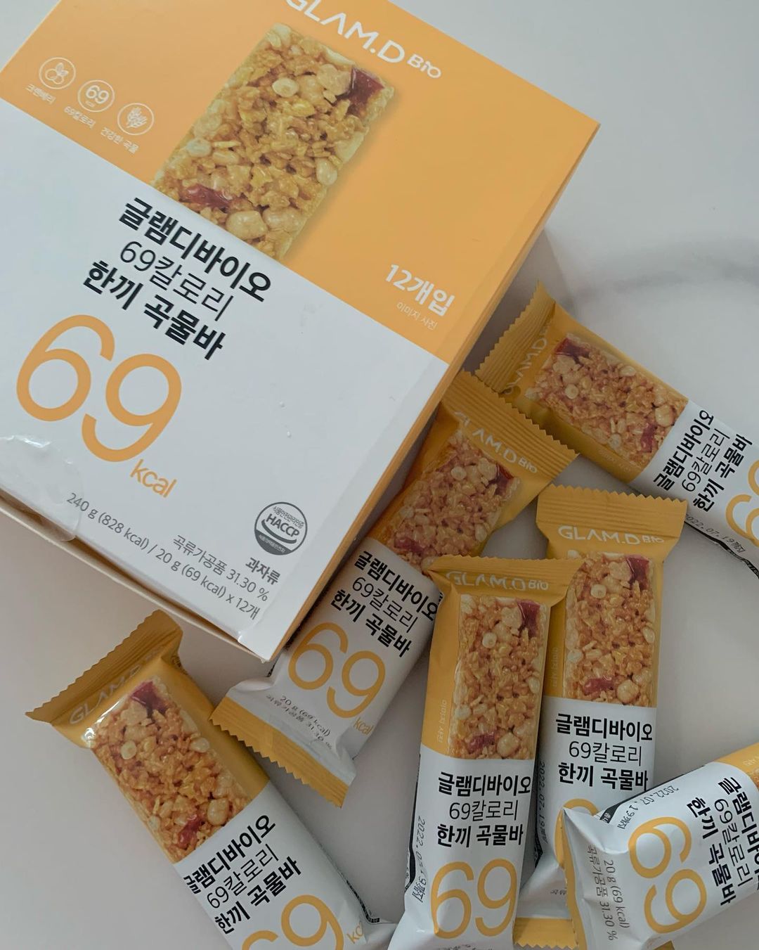 윤주🐰 on Instagram: “#협찬 아침이나 출출할 때 가볍고 든든하게 섭취할 수 있는 “69칼로리 한끼 곡물바”예요! 우유나 요거트에 먹어도 👍🏻 저는 맛있어서 몇 개씩 집어 먹으니