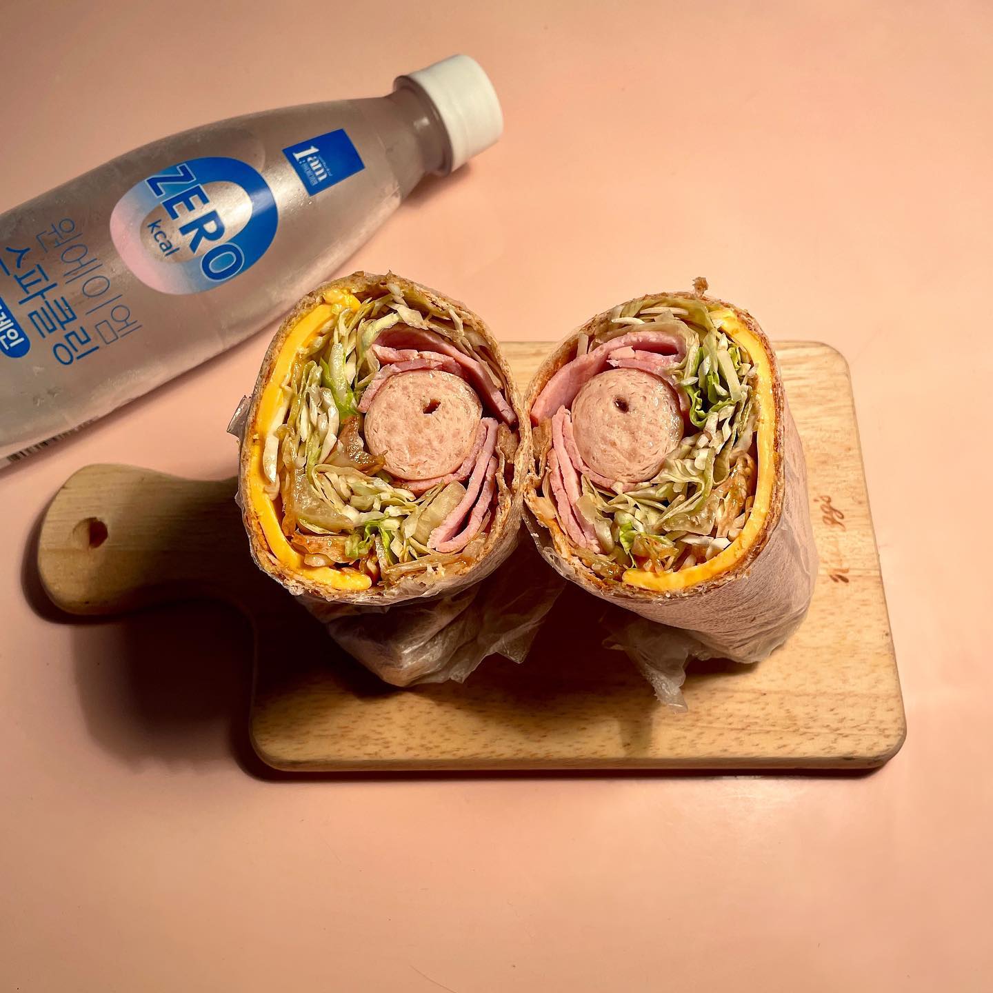 21.08.27#점심식단
.
🌯또띠아랩, 원에이엠 스파클인 플레인
(허닭 닭가슴살소세지, 케나디안 베이컨, 치즈, 야채, 통밀또띠아)
.
.
요즘 왜이리 먹는게 비슷비슷하지 😅
닭쏘로 말아본 또띠아🌯 잘말렸다 이뽀
만들기가 워낙 쉬우니 자주 해먹는다
다이어트 식단 치도 넘 맛있뚬 🙊
