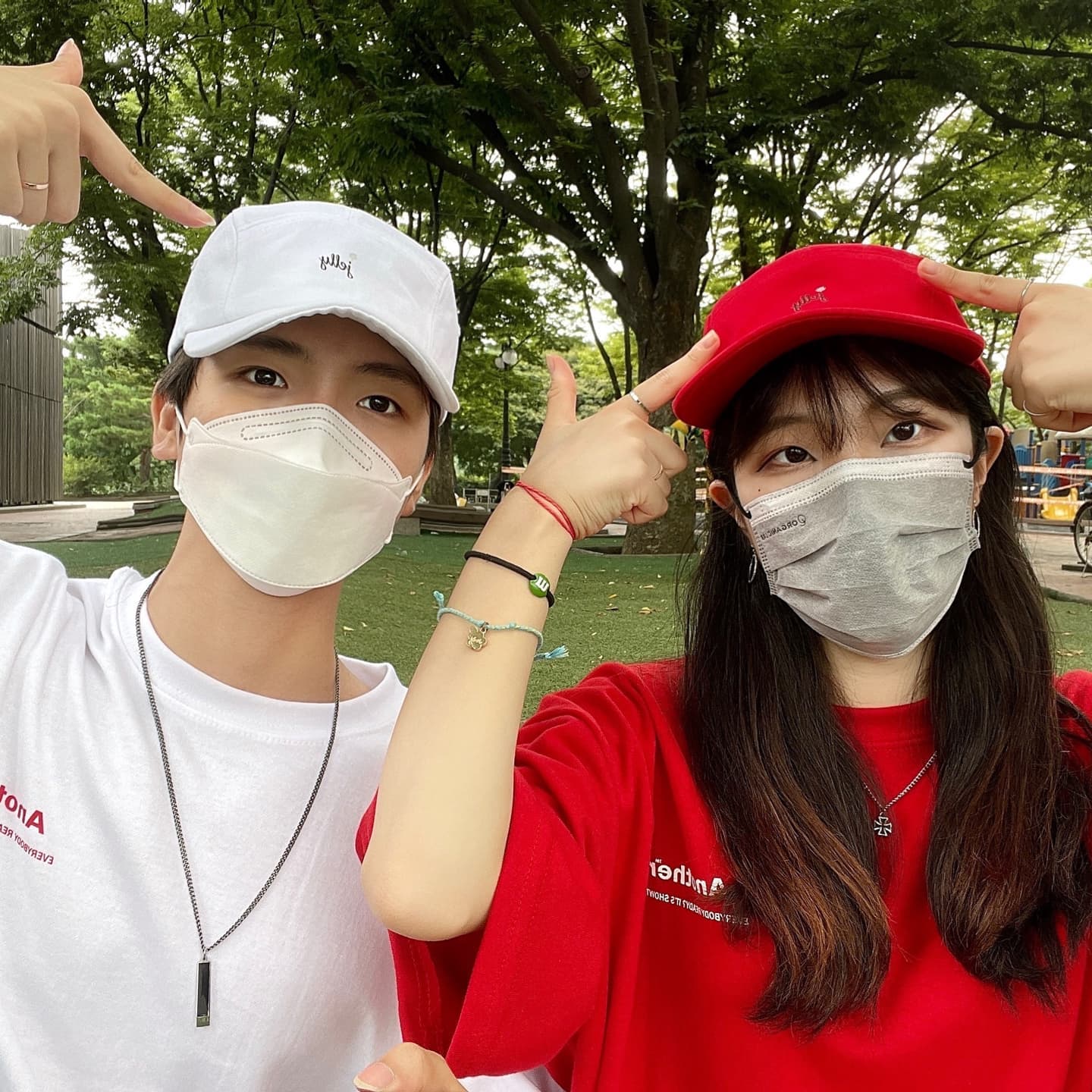 #협찬 이지만 솔직한 후기❤🤍
👉jelly_p_shop👈

🧢요즘 강한 햇빛을 차단하기 위해 사용하는 아주 애정하는 모자입니당❤🤍 비가올 때도 머리 안젖게 하려고 쓴답니당😆 색깔도 너무 예쁘고 디자인도 심플해서 사계절 내내 사용해도 좋을 것 같아용🥰

🧢코튼 재질로 만들어진 베이직 캠프캡으로 커플템으로도 완전 추천드려용🤩❤🤍

✅색상은 레드/화이트/블랙이 있습니다!

✅사이즈 정보(cm)
✔높이 12
✔챙 6.5
✔둘레 54~57

📍자세한 정보는 jelly_p_shop 많이 방문해 주세용❤🤍

#협찬 #젤리잡화점 #캠프캡추천 #커플모자추천 #예쁜모자 #모자추천 #캠프캡 #커플템 #커플템추천 #선물추천 #베이직캠프캡 #모자스타그램