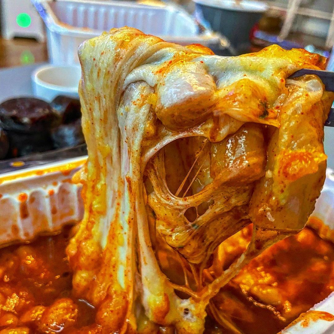 맛집탐정🔍혜띠 on Instagram: “#광고 ⚑ 나 왜 이제먹었냐....❓"신참떡볶이" ⠀ 달고마 떡볶이로 유명한 신참떡볶이.. 포장해서 집으로 오는데 진짜 미칠듯한 냄새에 먹고싶어 드릉드릉