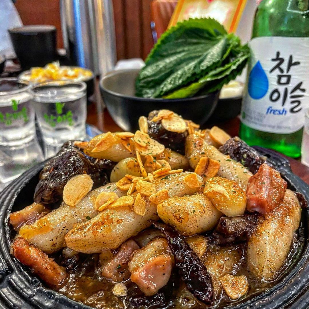 @hj_foodie shared a photo on Instagram: “⚑ 압구정맛집 호금장🐅#혜띠_협찬 ⠀ 저번에 맛있게 먹고왔던 호금장♥︎신메뉴가 나왔 다고 해서 소주 뿌시러 다녀왔어요! 셋이가서 자 리가 안나서 40분