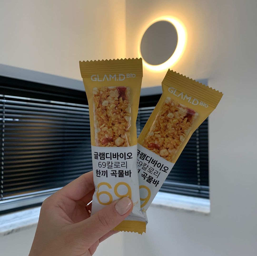 영화ʕ•ﻌ•ʔ ♡ on Instagram: “🤍글램디바이오96칼로리한끼곡물바🤍 . . ✔️식사대용 그리고 간식대용으로최고 ✔️다이어트중 군것질땡기면 대신 냠♡ . . 기존의 글램디 79kcal 든
