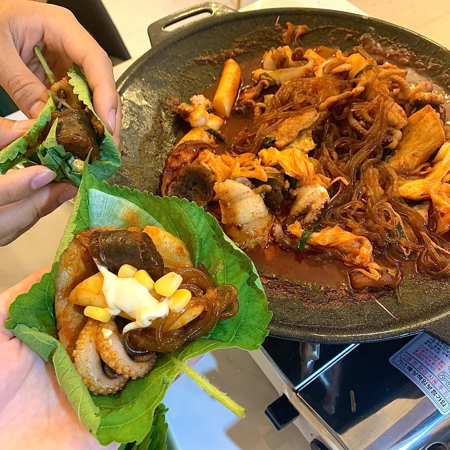 #협찬 #쭈상낙원⠀
⠀
빨간 국물의 매콤한 쭈꾸미에 삼겹살 한 쌈 = 스트레스 해소💪🏻 ⠀
국물이 맛있으면 내용물이 뭐든 다 맛있잖아요😋⠀
삼겹살, 순대, 당면 토핑을 추가해서 먹었어요⠀
⠀
기본적으로 마요네즈 소스, 쌈무, 옥수수콘 등이 나오는데 쌈에 함께 넣어먹으니까 JMT..💓⠀
입이 너무 매워졌을땐 날치알 주먹밥으로 식히기!!⠀
⠀
<쭈상낙원>⠀
- 빨쭈 : ₩13,000(1인분)⠀
- 냉삼겹 : ₩6,000(150g)⠀
- 순대 : ₩2,000(15개)⠀
- 당면 : ₩1,500(150g)⠀
- 날치알주먹밥 : ₩3,000⠀
⠀