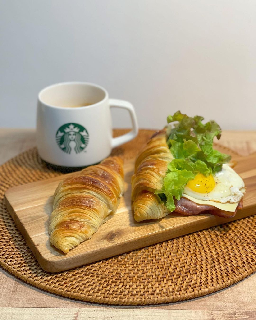 Sally🌿 on Instagram: “#제품제공#청춘빵집#크로아상생지 주말엔 브런치🥐🥐🥐 주말엔 왜 더 빵이 땡기는 거죠??ㅎㅎㅎ @cheongchunfb 청춘빵집 크로아상생지로 샌드위치 뚝딱~! 굽굽하는 냄새