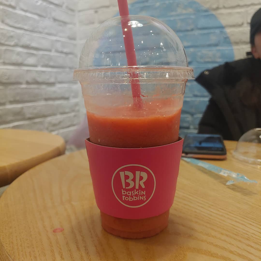мιηнєє⁷ on Instagram: “설향딸기블렌디드 ❤ 잠바주스 직원이 먹는 베스킨라빈스 신상 💜 스트로베리 음료 구매시 딸기라떼 주는 쿠폰 있어서 오늘 이용 😳😳 라떼는 라떼맛이 너무 좋