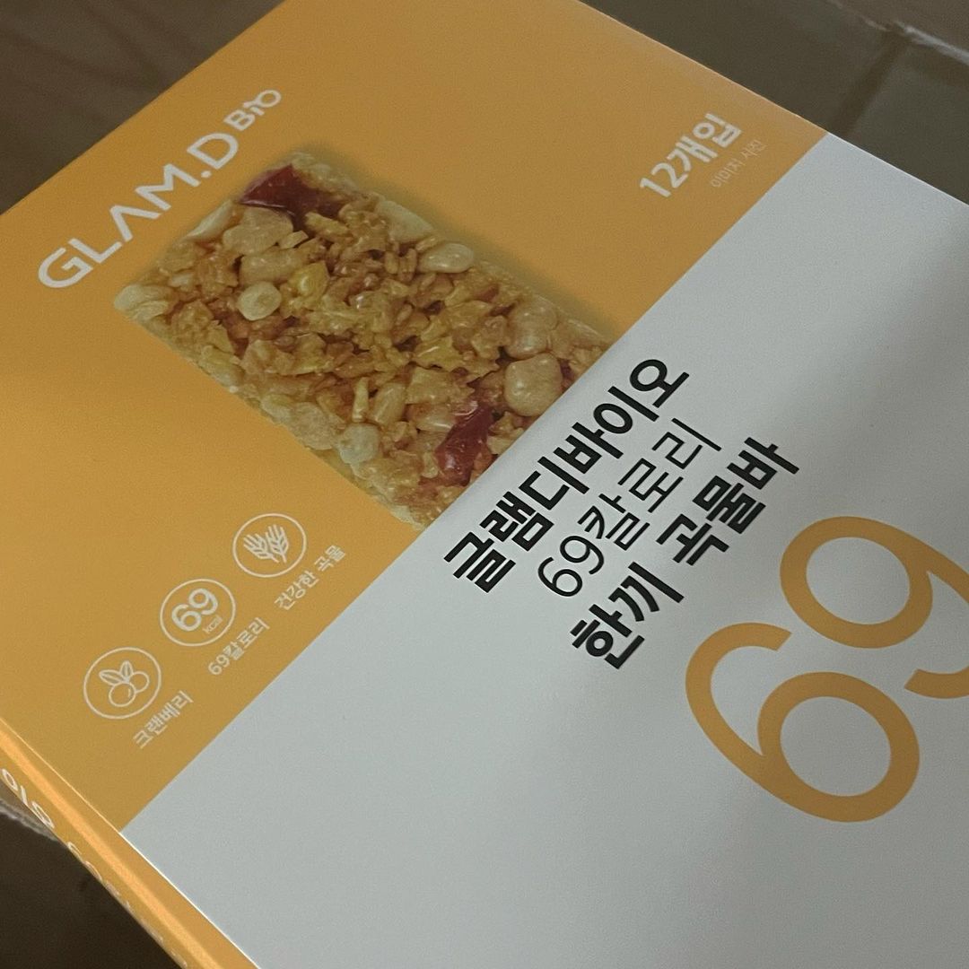 박예솔 on Instagram: “밥 먹는게 귀찮아서 굶는 나에게 딱 맞춤이였던 한끼 곡물바 곡물로만 구성되어있어서 맛은 콘푸라이트 뭉친 맛! 적당히 달고 맛있어서 배고프거나 입이 심
