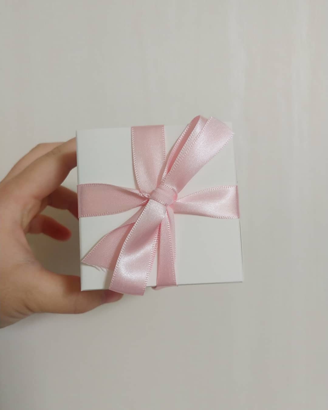 “#아빠선물 로 딱인 넥타이!😁 마침 아빠 생일이어서 넥타이를 선물했어요. 🎁 20대 남자 넥타이라고 해서 신입사원 티 날 것 같았는데 막상 오픈해 보니 누구나 잘 어울릴 법한 색깔과 패턴이라 만족!💛 . 선물 상자에 담겨 나와서 고급스러워 보이고…”
