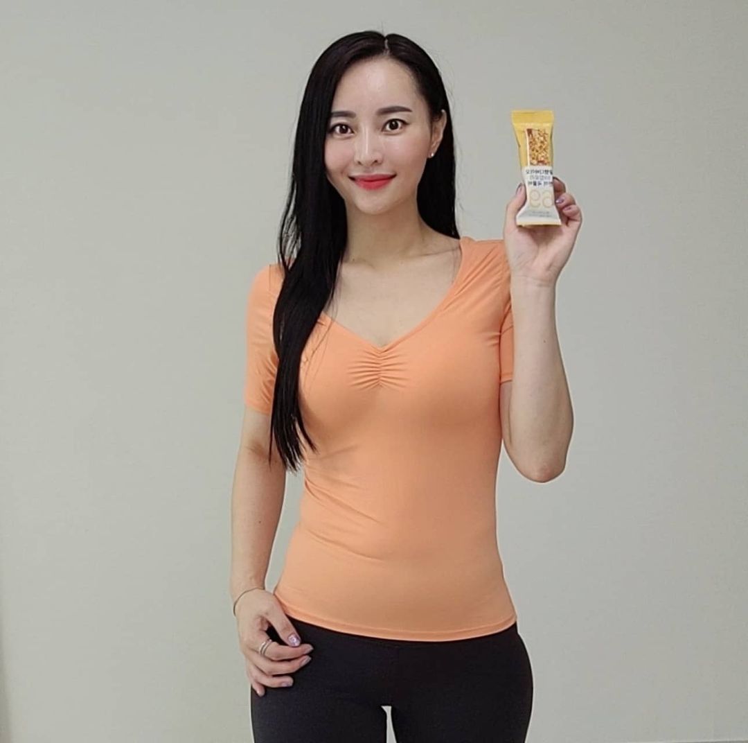 🇮 🇫 🇦 _ 🇾 🇺 🇷 🇮 on Instagram: “#협찬 🧡69칼로리 한끼 곡물바 . 저는 출근할때 시간이 없으니 주로 차에서 아침대용으로 두유나 마시는 프로틴과 곡물바를 주로 먹는대요.^^ . 요 "6