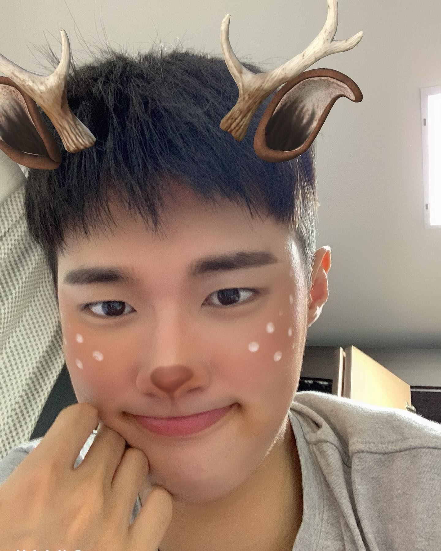 자다일어난 루돌프 심지어 아래에서 찍음 😂🦌