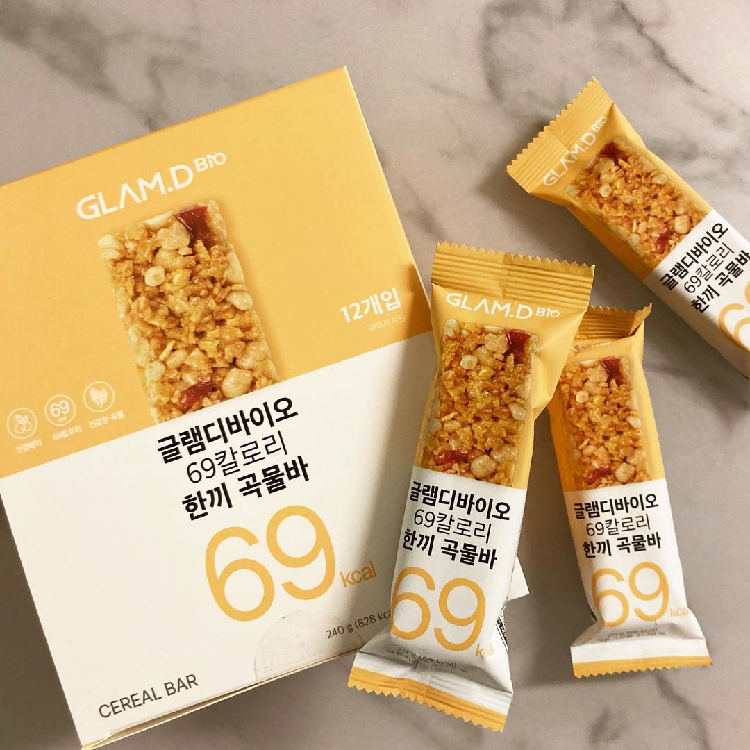 하니의 건강한 하루 on Instagram: “글램디바이오 69칼로리 한끼 곡물바 💛 69칼로리 밖에 안되는데 왜이렇게 맛있는거쥬? 오늘 아침에도 나가는 길에 차안에서 뇸 했어용 ㅎㅎ 달달하고 쫀득