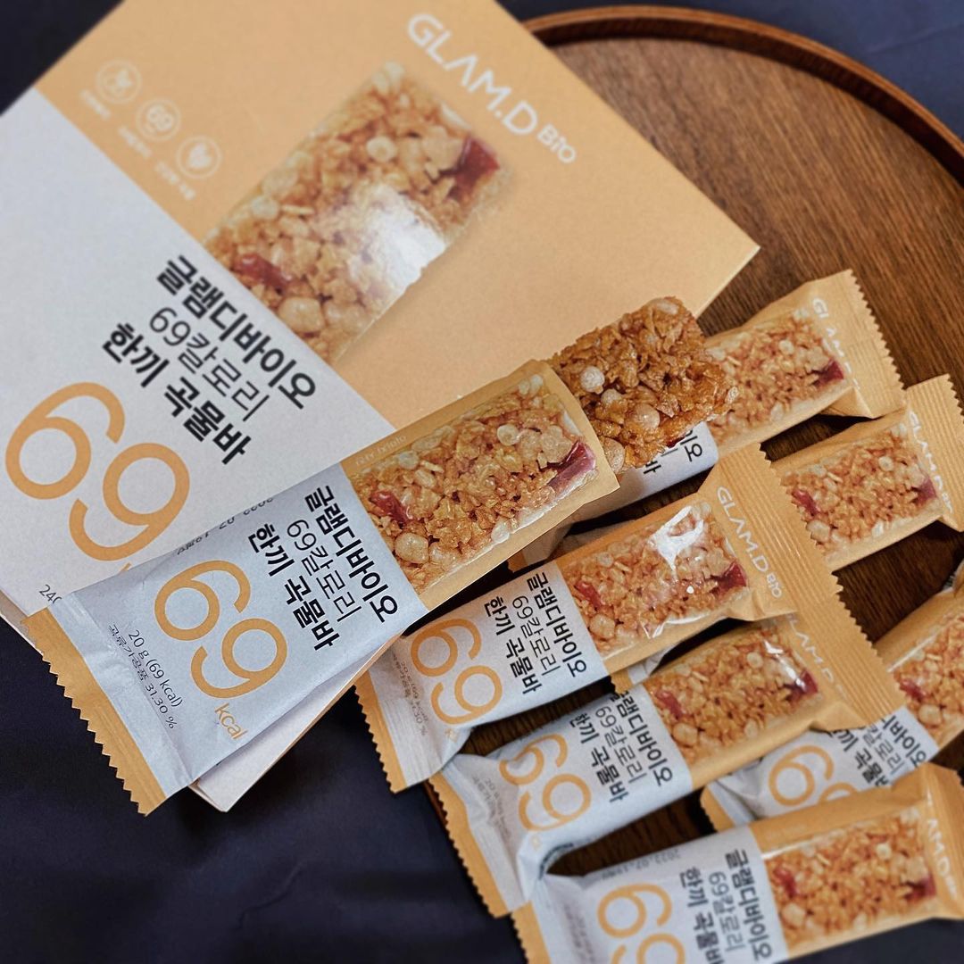 연지현 on Instagram: “<협찬 제품홍보> 🥜글램디바이오 69칼로리 한끼 곡물바🥜 다이어트로 유명한 글램디에서 보내주셔서 요 근래 다이어트 할 겸 함께 먹어봤는데요••! 하나