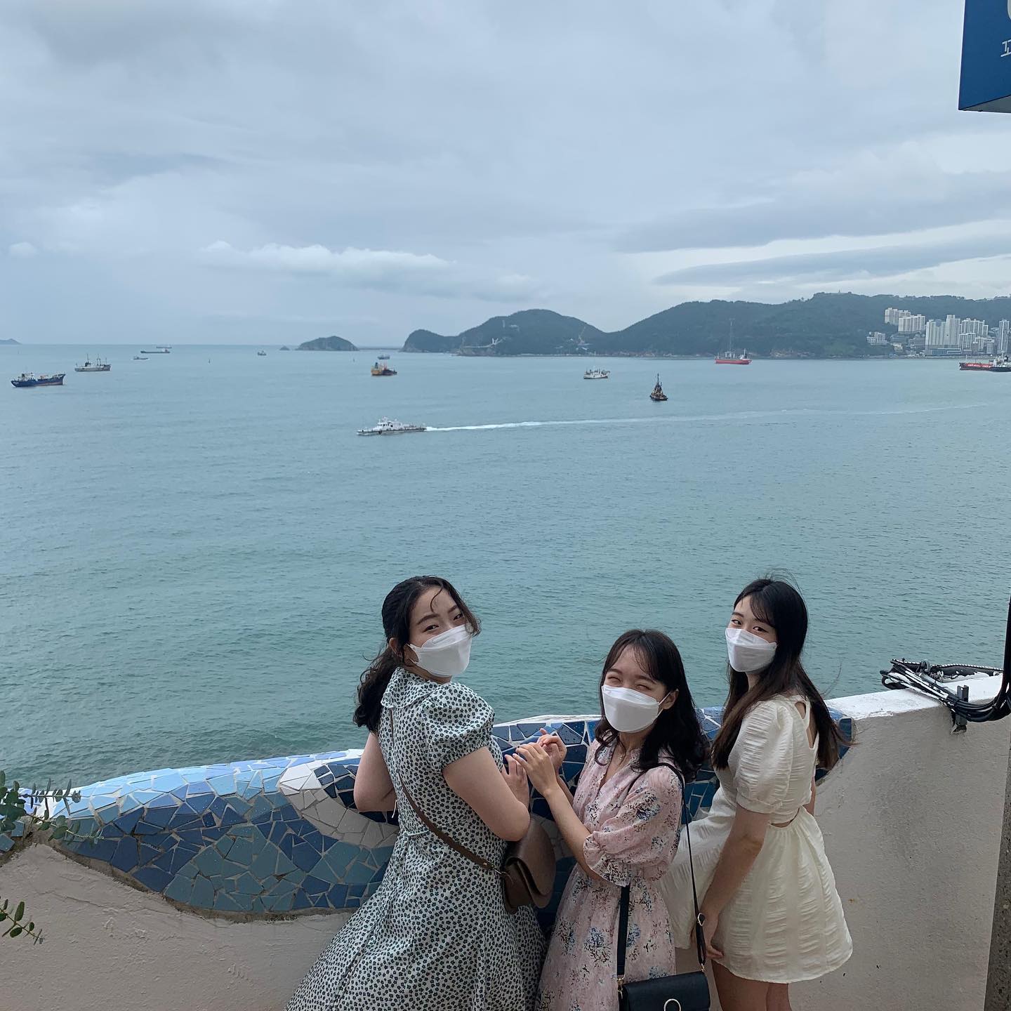 하늘은 안이쁘지만 우리는 이뻐