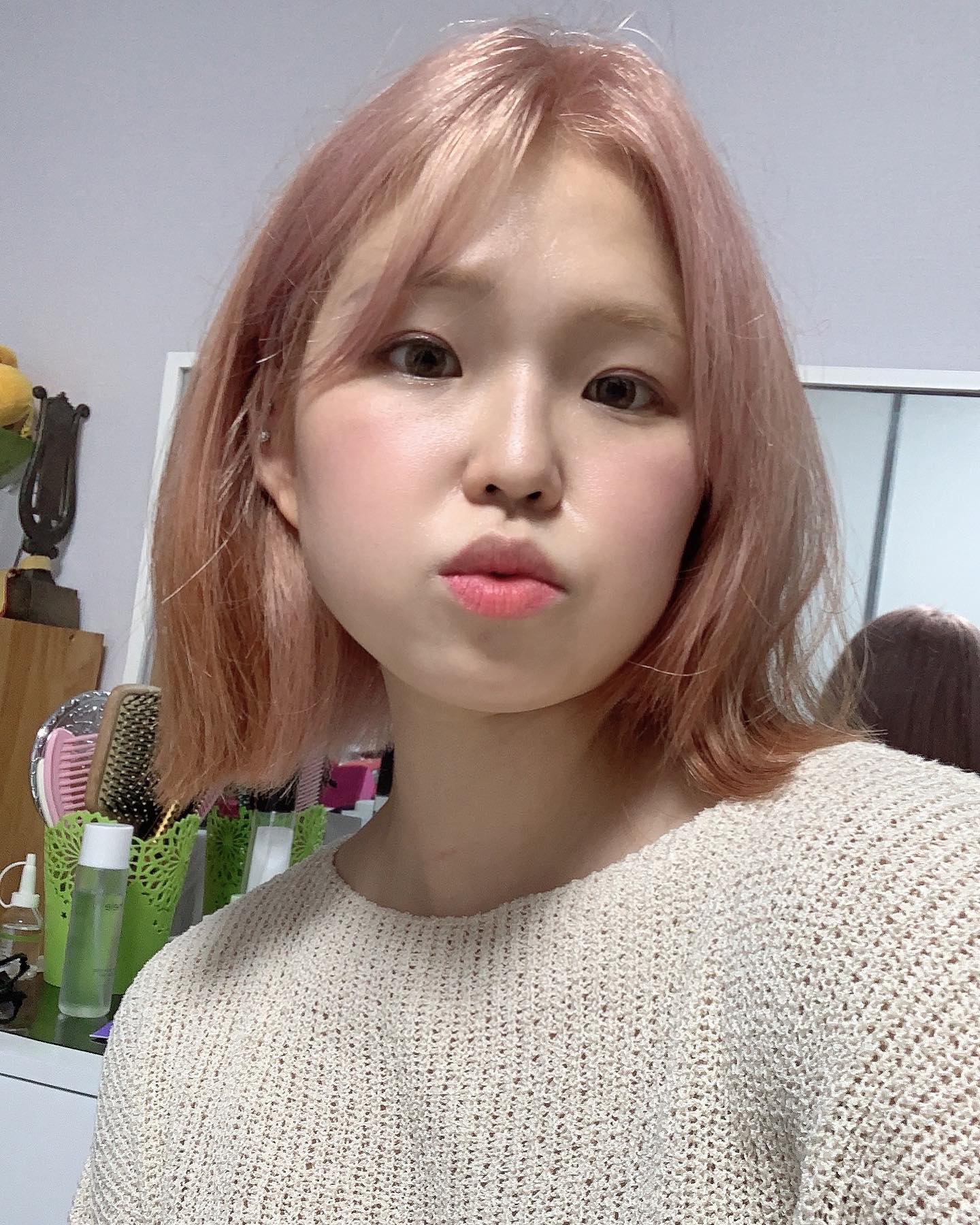 안녕하세요,, 오랜만입니다,,, 
1차 백신을 맞고 2차를 곧 기다리고 있는,, 그리고 델타변이로 인해서 밀접도 아닌데 자가격리도 해버리고 취미 생활에만 열심히 몰두하면서 일개미가 되어버린 저입니다💗
-
어제 오랜만에 사진 올렸더니 반응이 뜨거워서(?) 근황만 알려드리고 다시 사라지려고 등판했습니다🙂
-
병원에서는 통증이 있으면 진통제를 계속 복용하고 통증이 없어질 때까지 웨이트나 무릎을 과도하게 사용하는 (등산, 계단오르기, 인클라인 등) 다 금지당해서 식단도 그냥 대충 만들어먹고있는 핑크 머리예요, 사고 당한 부분이랑 통증 가는 부위가 같아서 뭐 그렇다는데 모르겠어요ㅋㅋㅋㅋㅋㅋ나름의 긴~~~~~~ 시간을 혼자서 즐기고 있는 편, 지금과 같이 가끔씩만 들어올 것 같아요,, 학원 연주회 준비와 곧 병원이랑 개인레슨도 출근해야해서 헤헤 또 오겠습니다,, 이번 한 주도 화이팅 ღ’ᴗ’ღ