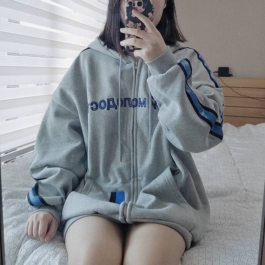 데일리로 입기 좋은 파마컬렉션 후드집업이에요.
가슴에 써져있는 자수도 너무 이쁘고, 팔부분 프린팅도 유니크해요.
정말 학원룩의 정석!
가을에 입기 딱 좋은 후드인거 같아요💙

#파마컬렉션 #후드집업 #후드 #후디 #학원룩 #자수 #회색후드집업 #교복룩 #데일리룩 #데일리템 #가방 #드라이프 #어프어프 #추천후드집업 #추천 #인스타그램 #사진 #instagram #poto #학생코디 #학생가방 #새학기후드 #봄 #ootd #오오티디 #아우터 #학생추천