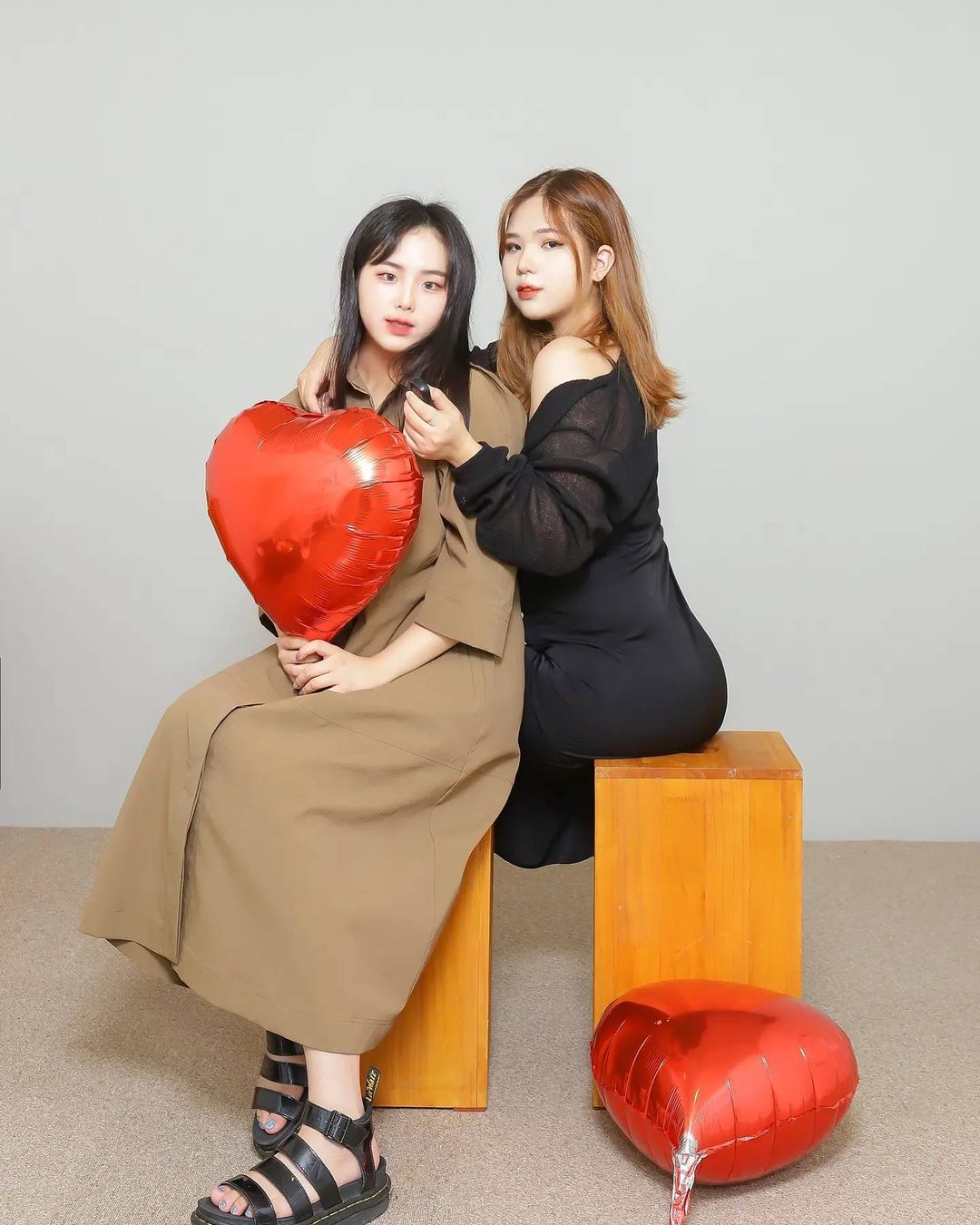 문서현 on Instagram: “채윤이랑 우정사진 ٩( ᐛ )و . 평소에 사진만 찍으면 얼굴이.. 이게 뭘까 싶어서 도착해서 촬영 전까지도 잘 안 나오면 어떡하나 걱정이 너무너무 많았고 촬영 중에도 사