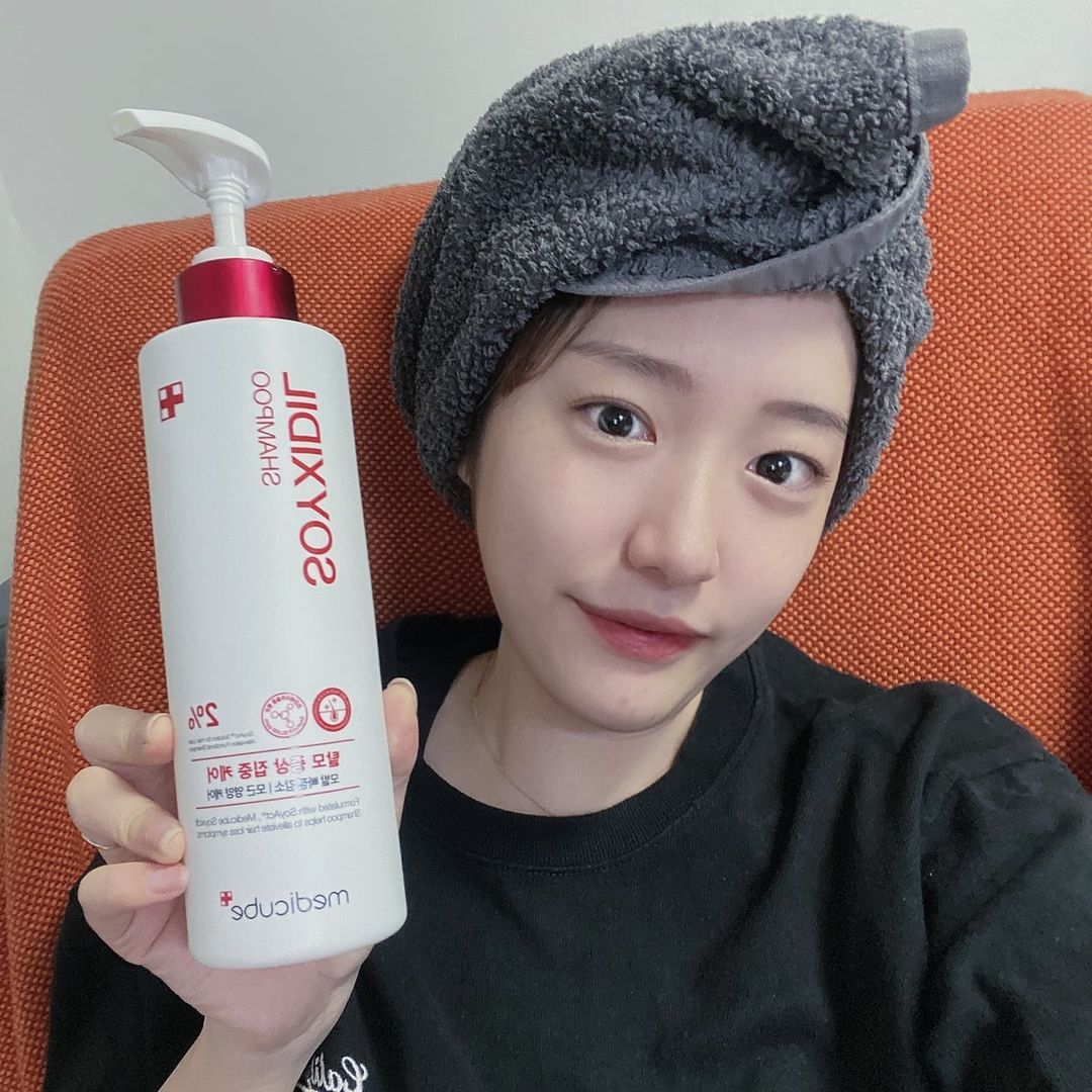 빛 좋은 개살구 on Instagram: “#협찬 [메디큐브] 메디큐브 소이시딜 샴푸 ⠀ 탈모치료 받으면서 주사를 맞으니까 두피가 가려웠거든요ㅠ 민감성 두피에 사용해도 좋아요~ 7일만 써도 효과가
