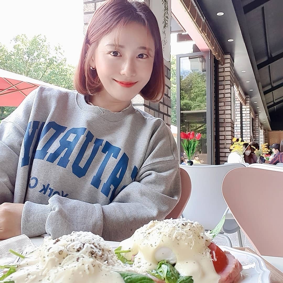 kimvely on Instagram: “#협찬 지난번엔 비가와서 주변경치를 제대로 못느꼈는데 오늘다시와보니 진짜 자연친화적인? 데이트 제대로 하고가요👍 숲을그리다카페에서 브런치로 에그베네딕트 먹
