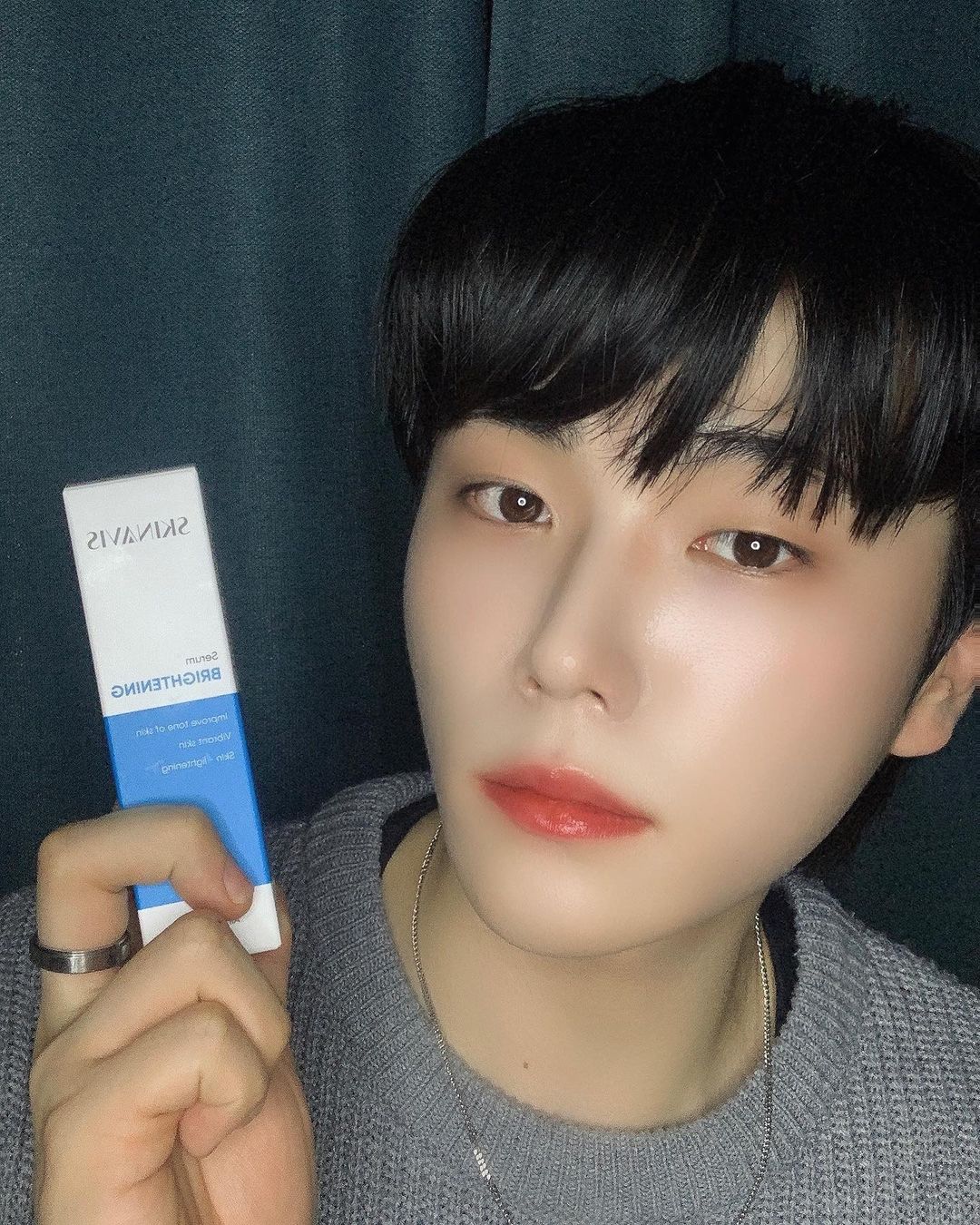 곽지민 on Instagram: “#협찬 스키너비스 브라이트닝 세럼 저자극 스킨케어 제품으로 모든 피부타입에 사용이 가능한 미백 세럼이에요! 예민한 저한테도 되게 순하고 엄청 촉촉해