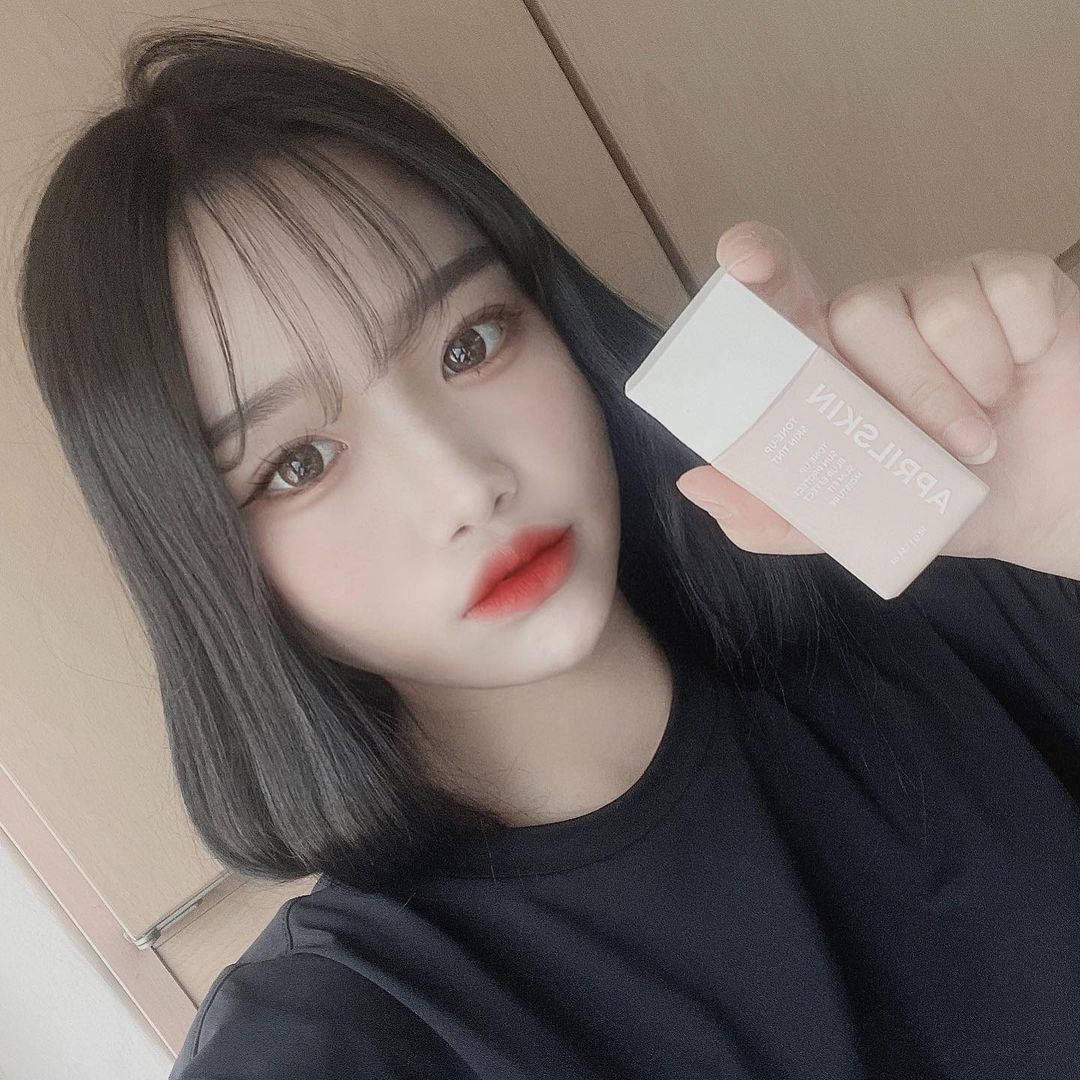 최윤정 on Instagram: “에이프릴스킨 톤업스킨틴트🤍 ❤️ 톤업스킨틴트는 기존 톤업크림의 한계(백탁, 뭉침)를 뛰어넘은 파데프리템입니다 !! ❤️ 한겹으로 자외선 차단 + 톤업 + 보정커버