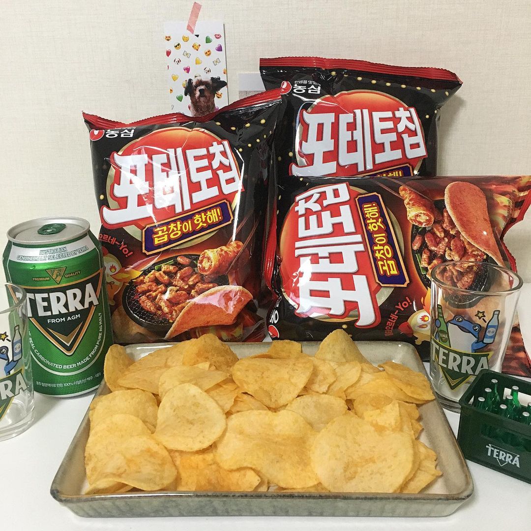 땡코의 먹스타그램’s Instagram post: “#광고 #협찬 . 포테이토칩 곱창맛을 먹어봤어요!! . 저번에 김민경님이 광고찍은거 보고 테라랑 똑같은 광고라 웃겼었는데 왜 그렇게 찍었는지 알것같아