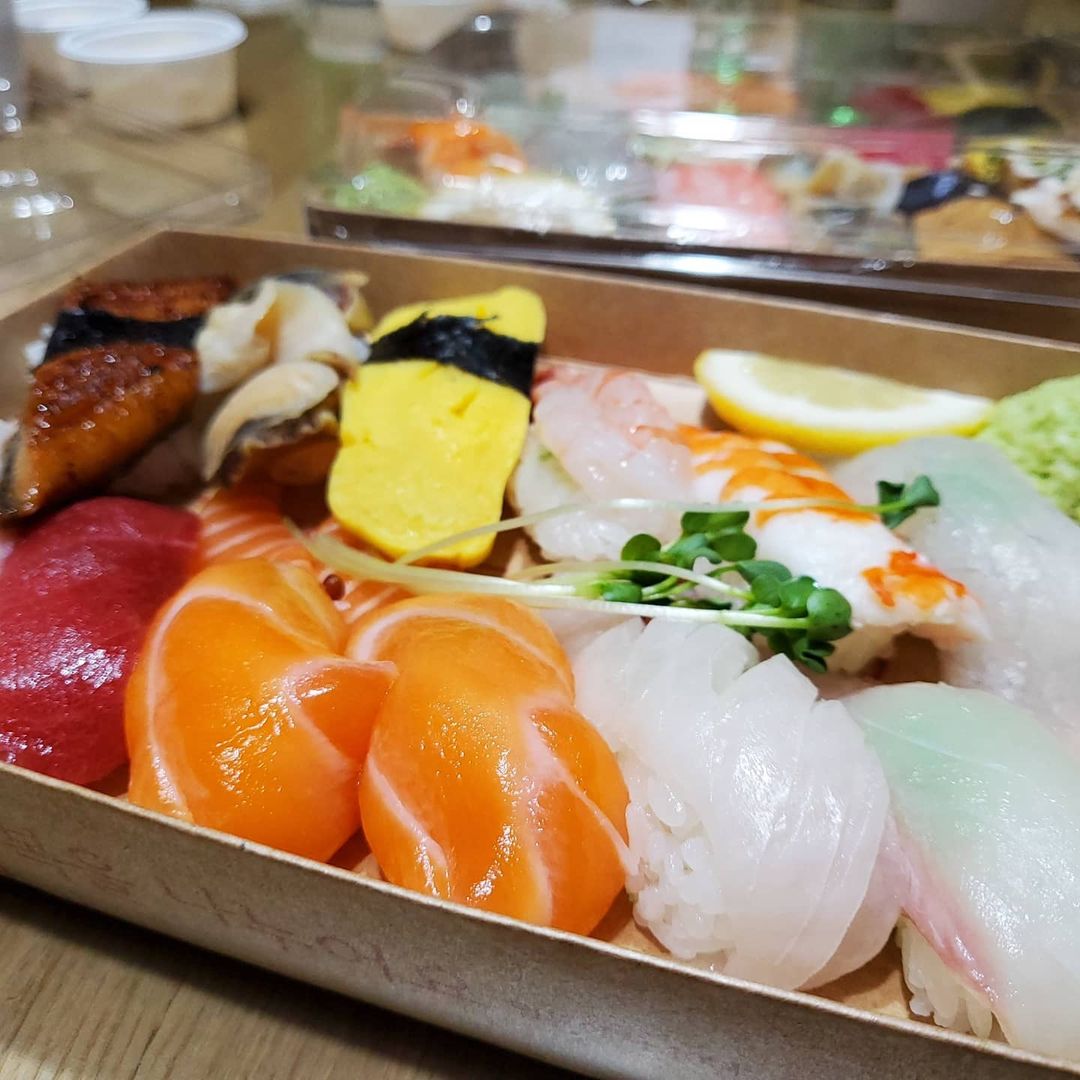 민베이입니다🙂 on Instagram: “#스시부쿠로 배민에 평이 좋아서 시켜봤는데 가격대비 괜찮고 서비스초밥도 주셔서 양이 많아 가성비가 좋다는 느낌이 든당💚💙 #가성비맛집 좋지~❤💜 #배