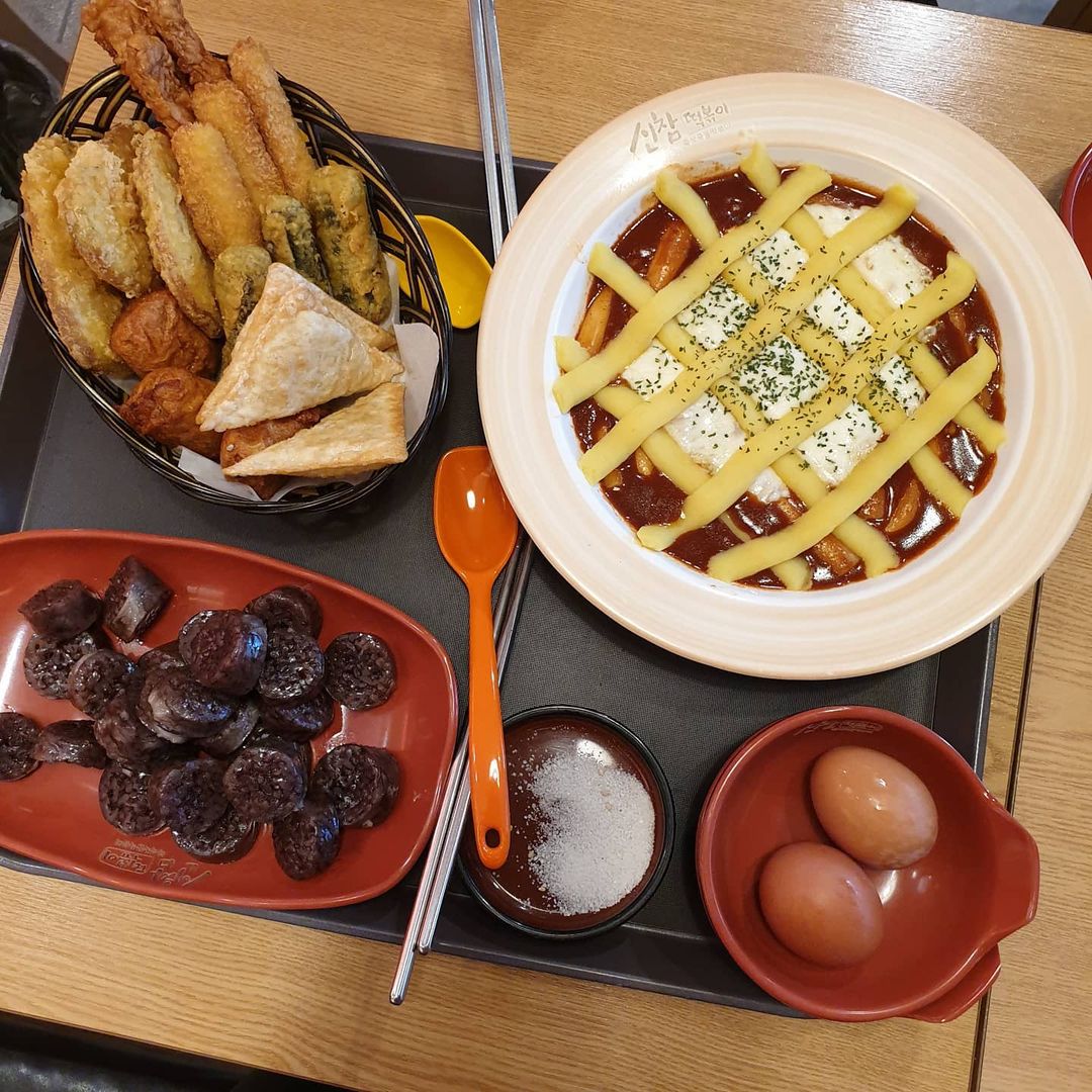 민베이입니다🙂 on Instagram: “비가 오니까 자꾸 매운 음식이 먹고싶네? 고구마무스올린 신참떡볶이 먹어보신분 매운떡볶이에 달달한 고구마랑 고소한 치즈가 같이있어 완전 저세상맛 신전