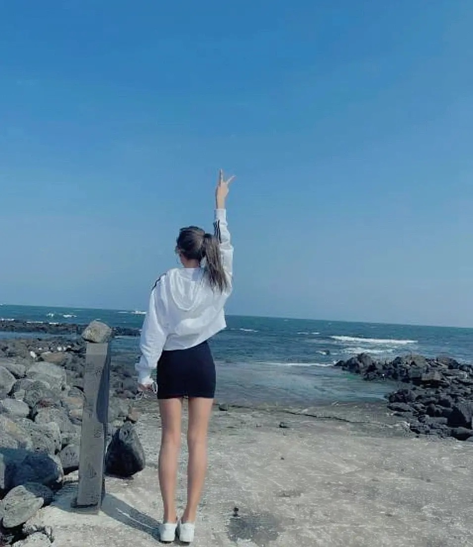Hi, #jeju 🏝 
.
조용했던 일 년, 슬슬 잠수에서 벗어날 시간-👋
더 열심히 살거라고 빈쓰랑 약속했다
꼭 #샤인머스켓 1일 2송이 하며 살아야지
먹다가 한 알 굴러 떨어지면 쿨하게 버리는 삶을 얼른 살아버려야지 ㅋㅋㅋㅋㅋ,,,🍇
.
#travel