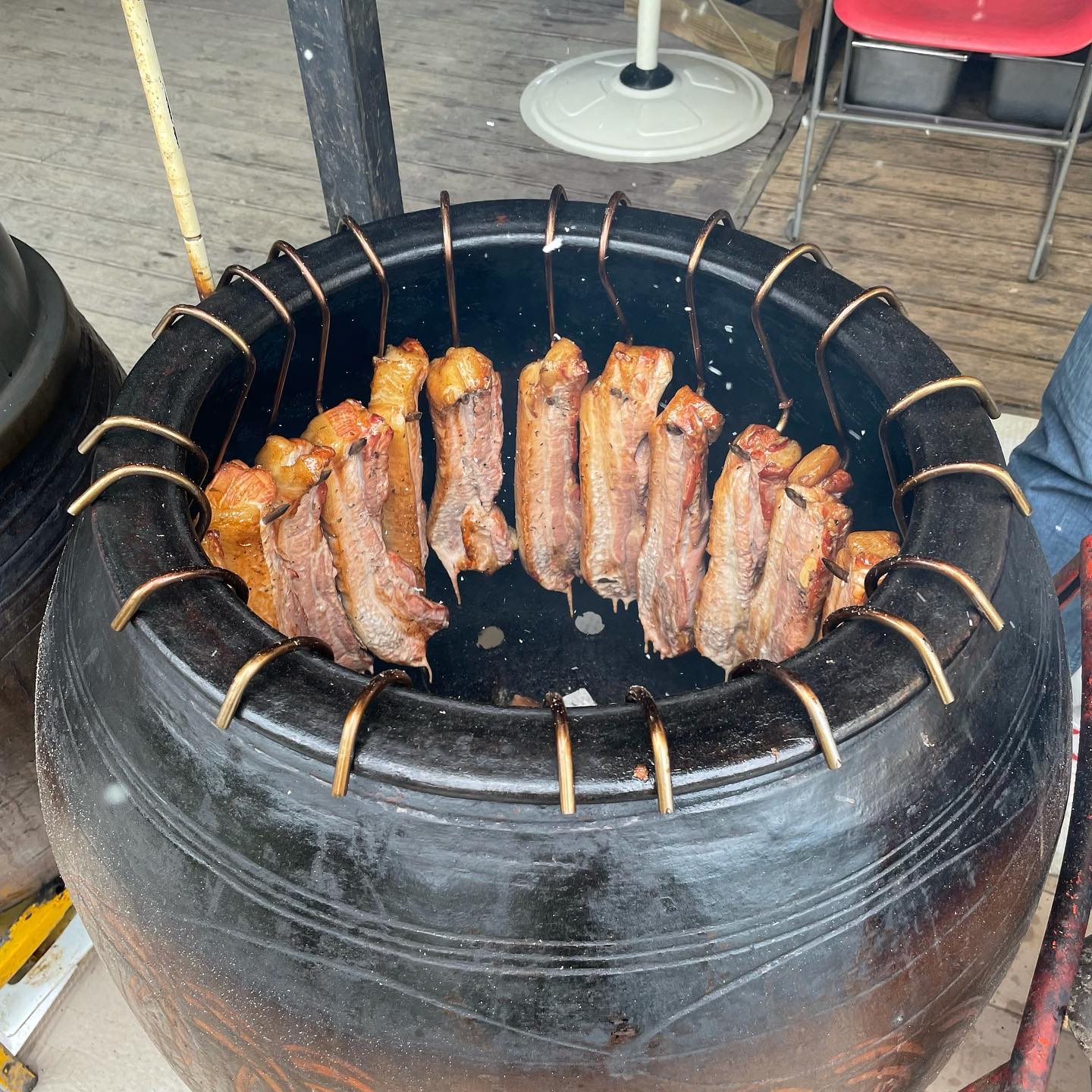 #산골항아리바베큐 #서울근교야외바베큐 SNS에서 핫한 산골항아리바베큐!! 드뎌어 다녀왔어용 :) 요즘 선선한날씨로 야외에서 먹기 딱좋은 랄씨에용 🌝통바베큐 자른 단면이 엄청 촉촉해보이죵! 기름도 쏙- 빠져서 느끼함이 1도 없더라구요 ㅎㅎ거기에 살짝 구워진 양념파절이, 콩나물이랑 새송이버섯이랑 같이 먹으면 존맛탱 ㅎㅎ 후식으로 라면까지 끓여먹어주면 퍼펙이랍니다🥓👏🏻

📍경기 용인시 수지구 이종무로169번길 3

✔ 자세한 후기는 네이버 '@체리야미' 블로거에서 확인가능합니다 :D

#먹스타그램 #맛스타그램 #먹방스타그램 #맛집 #맛집추천 #맛집스타그램 #집밥 #요리스타그램 #서울 #요리 #데일리푸드 #일상 #먹스타 #인스타푸드 #오늘뭐먹지 #서울맛집 #맛집탐방 #데이트코스 #좋아요반사 #팔로우 #맞팔 #일상스타그램 #오오티디 #food #foodstagram #cook #instafood