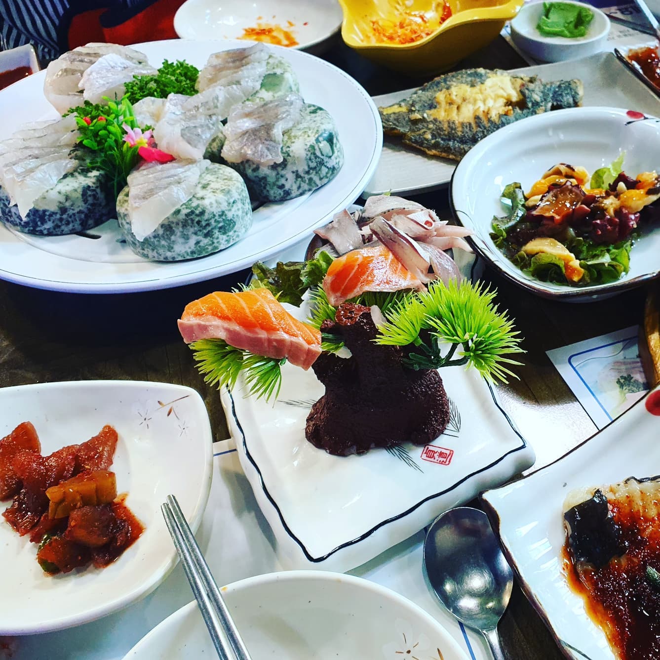 9천원 #회정식세트
여기서 끝이아니당♡

#새우초밥 #매운탕 #알밥 까지
최고다 최고 👍

진짜 배불리 먹음🥢

#모래네시장맛집 #모래네횟집 #점심맛집 #점심세트