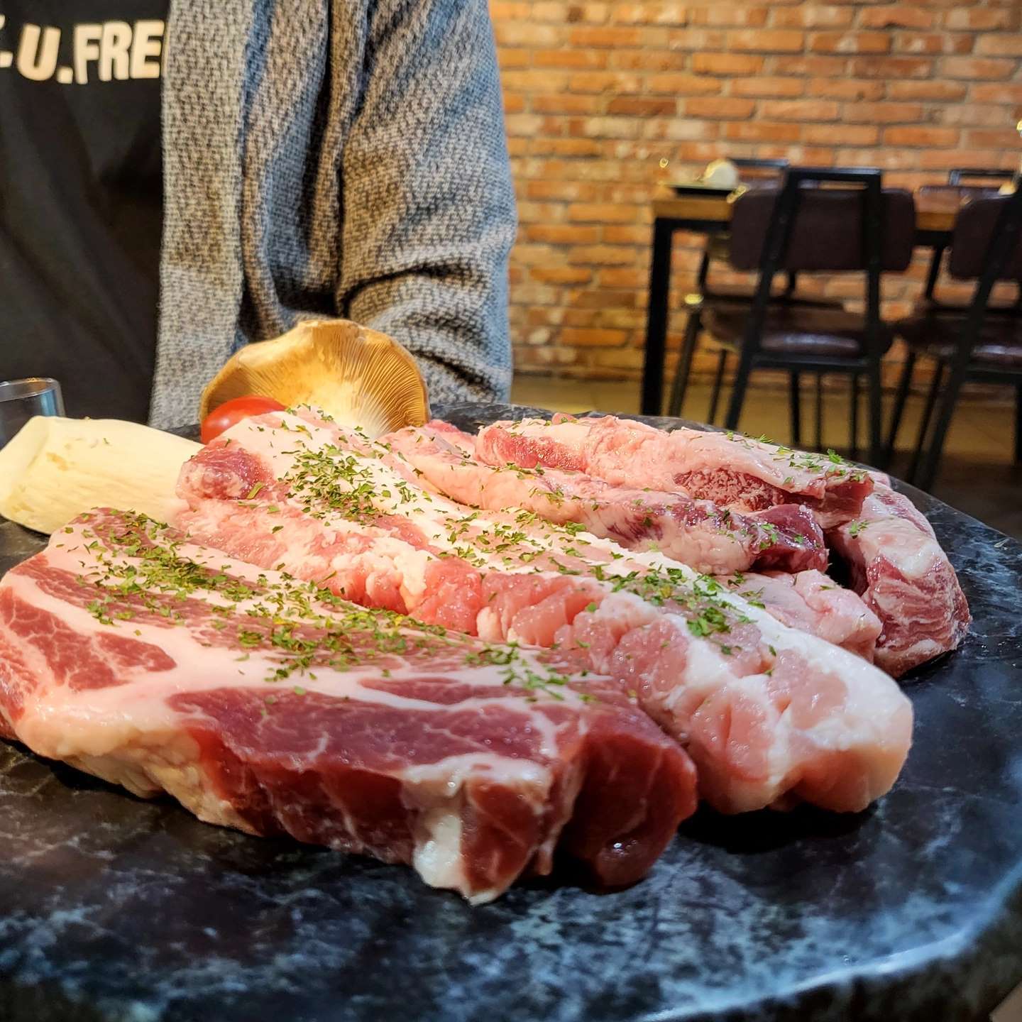 연산동 맛집 맛고 😀
이베리코 돼지고기와 숯불 닭갈비를 동시에 즐길 수 있는 곳.
고기를 구워주기 때문에 편해요!
(참고로 여긴 늑간살이 진리에요 🤤)
와인도 저렴한 가격에 함께 판매 중❤

✔ 위치 : 부산 연제구 고분로13번길 9
✔ 운영시간 : 매일 16:00 - 01:00

한창 근처라 쉽게 찾을 수 있는 위치입니다 :)

.
.
.

#연산동맛집 #연산동술집 #연산동고기집 #연산동닭갈비 #연산동돼지고기 #먹스타 #맛스타그램 #먹스타그램 #먹부림 #좋아요반사 #좋반 #선팔맞팔