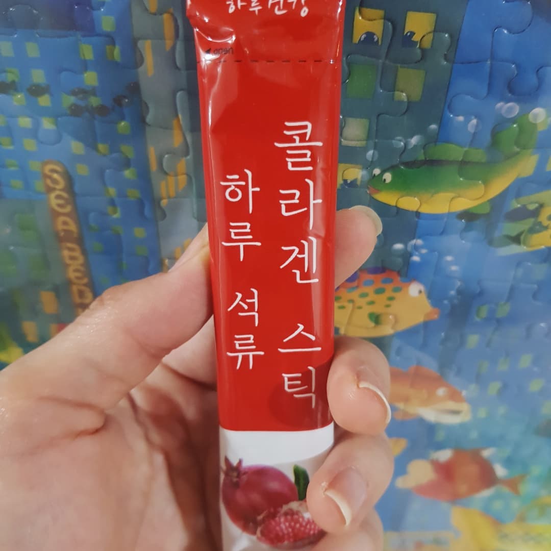 맛있으니까
1개먹고 못참고 또먹었지~ㅋㅋ
(하루2개까지 먹어도 된다길래)
.
☆하루건강 석류 콜라겐 젤리스틱☆
요건 초저분자콜라겐인데
 80~90배나 흡수율이 높다고한다!
.
늦기전에 젤리처럼 피부 탱글탱글하게 관리해야지
(로켓배송가능했다)
.
#하루건강 #하루석류콜라겐젤리 #석류콜라겐 #석류젤리 #저분자석류콜라겐 #저분자석류젤리 #저분자콜라겐 #석류콜라겐젤리스틱
#콜라겐 #피부관리 #피부좋아지는법
#피부미용 #피부탄력 
#콜라겐젤리 #석류#로켓배송
