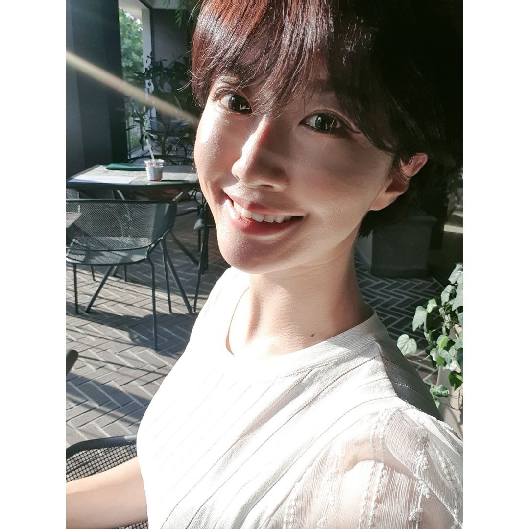 #렛츠기린 🦒’s Instagram post: “#광고 피부가 수분을 머금은 것처럼 촉촉하고 섬세하게 커버되는 블랑드쿠션💧 나처럼 속건조 피부에 딱, 샴페인골드케이스도 고급스럽다 :) #제이투엠투 #J