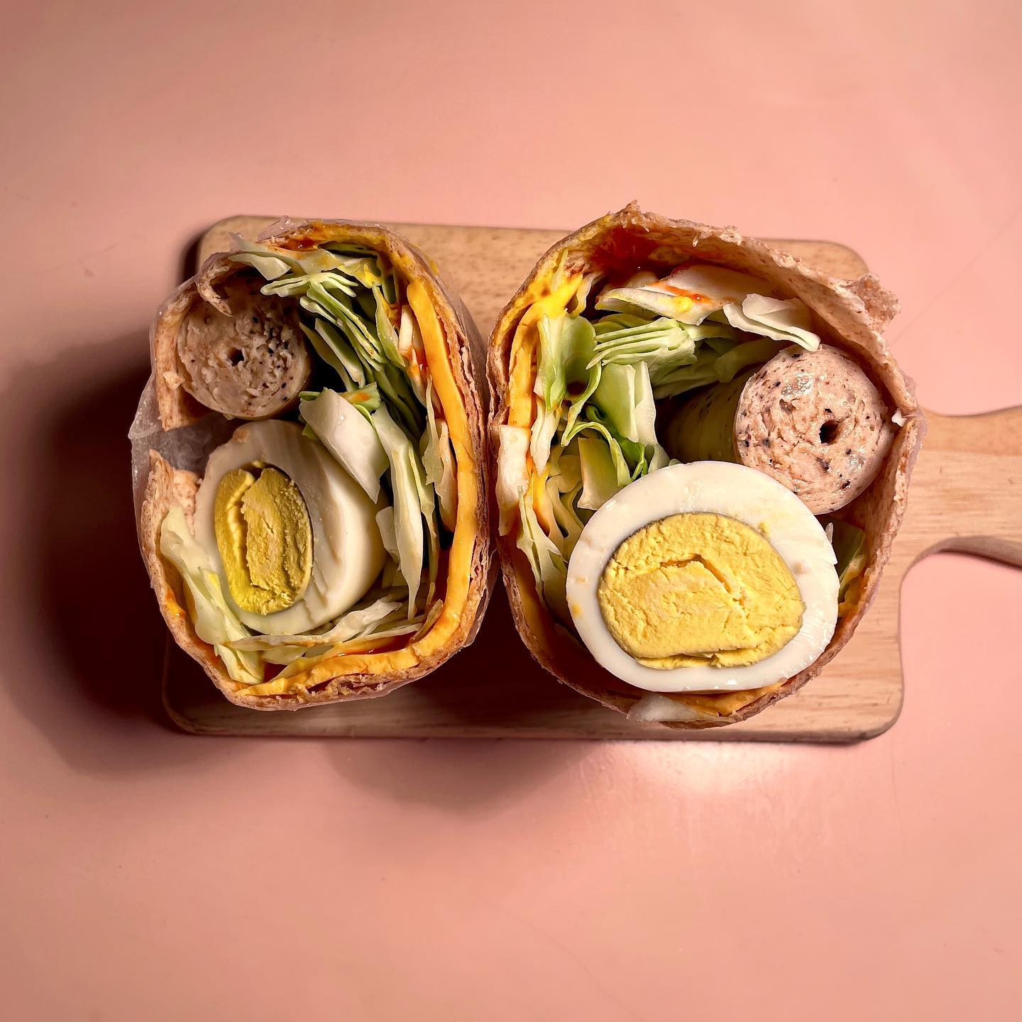 21.09.14#저녁식단
.
🌯또띠아롤
(닭가슴살소세지, 삶은계란, 치즈, 양배추)
.
.
시간 빠듯할땐 또띠아 말아묵기
삶은 계란 놀고 있어서 낑겨 넣으니 흐물흐물 말려서 실패 😑
학원이랑 수업 이래저래 정신없이 듣는중..
저녁 7시 학원 넘나 빡센것 😩
요즘 밤낮이 바껴버려서 죽겠네요
암만 백수라지만 밤낮바뀌면 안돼야..