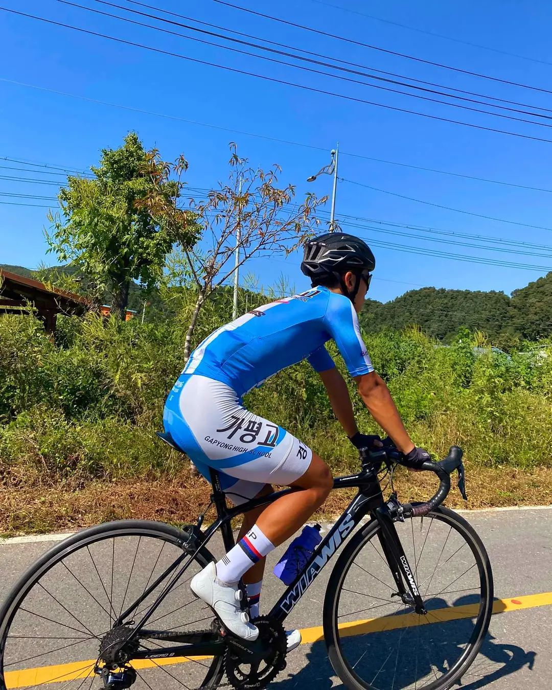 오전엔 쌀쌀하고 오후엔 더운 요즘 🥶 🥵
.
.
.
.
.
.
.
#사이클 #운동선수 #사이클선수 #운동 #에스웍스 #아레스 #자전거 #고등학생 #cycle #cyclelist #exercise #rotor #qring #follow #like #fff