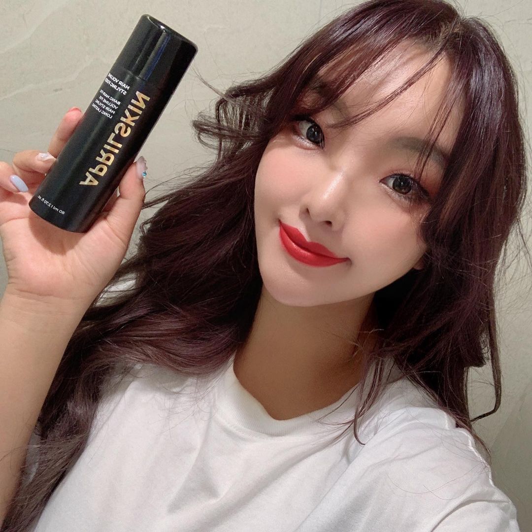 Danii 다니 on Instagram: “#협찬 요즘 정수리볼륨과 앞머리를 책임져주고있는 에이프릴스킨의 헤어 볼륨 스타일링 픽서예요🖤 헤어롤로 말아준 후 칙칙- 뿌려주면 볼륨이 싹- 살아납니다! 머