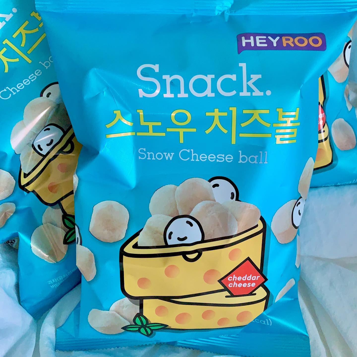 #협찬 CU HEYROO 스노우 치즈볼 🌨🧀🎾

단짠단짠한 과자가 땡길 때 먹으면 좋은 과자👍🏻 치즈볼 가끔 어떤 상품은 짜기만 한 것도 있어서 먹고 나면 물만 찾고 갈증도 나는데  이 과자는 손이 계속 가는 단짠의 조화. 입에 딱 넣으면 치즈맛 가득하고 부드럽게 녹아내리는 과자에 적절한 단맛😆 조합이 아주 좋아요! 
하얀 눈꽃 가득 치즈시즈닝 안 좋아하는 사람있음 나와보라해요. 이 시즈닝은 찐입니닷💕 봉지 딱 뜯자 마자 치즈향 가득. 치즈볼 좋아하는 편도 아닌데 그자리에서 후딱 먹었어요👍🏻🧀

#heyroo스노우치즈볼 #스노우치즈볼 #cu #heyroo #cu과자 #과자추천 #과자 #스낵 #치즈볼 #cu덕후 #cu #cu신상 #cu먹방 #편의점신상 #단짠단짠