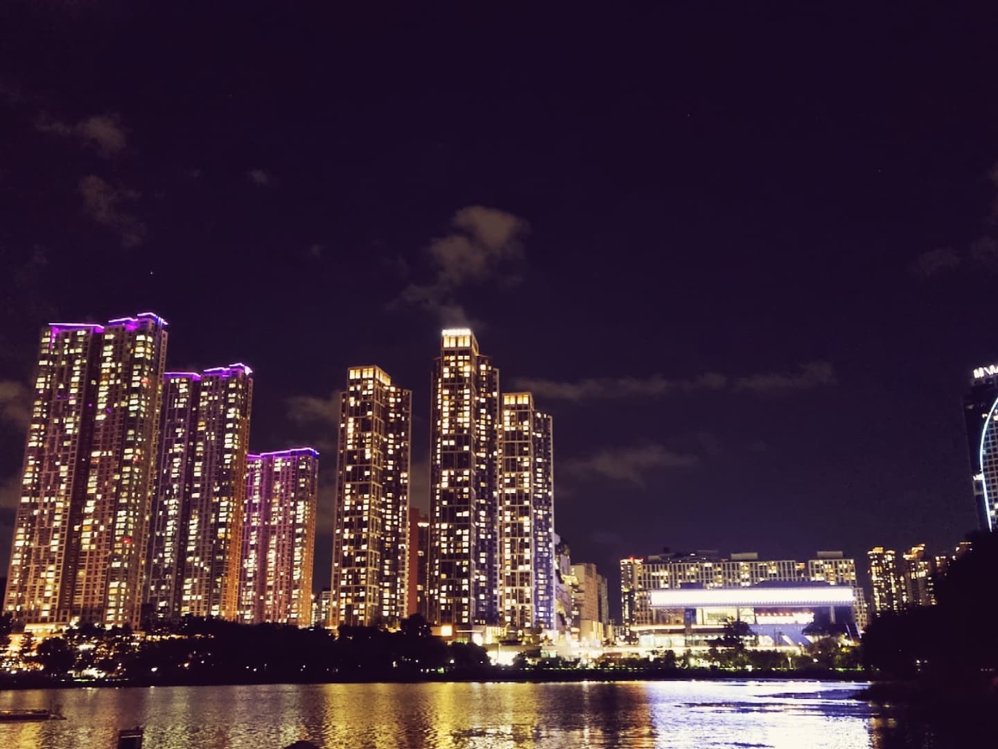 생맥주 먹고 싶어서 산책 겸 나갔다가 호수 주변 가게들 다 만석이라 포기하고 테이크아웃!  오는 길에 달 뜨고 있는거 보고 예쁘다 했는데 집에 오니 달이 더 잘보이네ㅎ
#보름달#광교호수공원#광교호수공원맛집#광교맛집#크래프트한스광교호수공원점#커플스타그램#산책스타그램