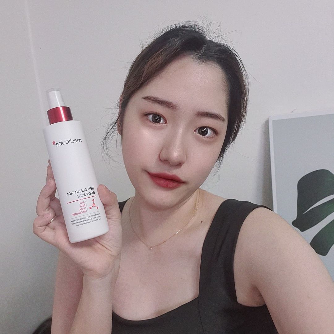 빛 좋은 개살구 on Instagram: “[메디큐브] 레드 클리어 시카 바디미스트 ⠀ 관리하기 힘든 등까지 관리해보자! ⠀ 3주정도 써보는 중인데 효과가 좀 있는 것 같아요🚿 ⠀ 딱 뿌리고 흡수가 빠