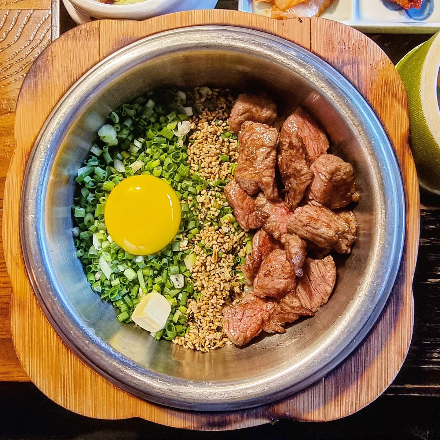 솥밥집이 요즘 많이 생겨나고있는댕,,
과연 이집만큼 빠른서비스와 맛을 따라올집이 있나 생각드는집,,,버터맛도 느껴지고 와규의 부드러움이 입에 들어왔을때 난 이미 짐작했찌,,,,,
아이집 진짜 맛집이야~~~~
내가 광주 좋아하는 이유  같은 메뉴여도 감칠맛 풍미가 5배이상은 좋다 진짜루~~~ㅠㅠㅠ
.
.
.
#전라도#광주#솔밭솥밥#솥밥맛집#맛집추천#먹스타그램#점심추천#f4f#foodie#foodporn#food#yummy#맛집#음식추천#맛스타그램#instafood#광주맛집#협찬#맛집#은짱맛집추천