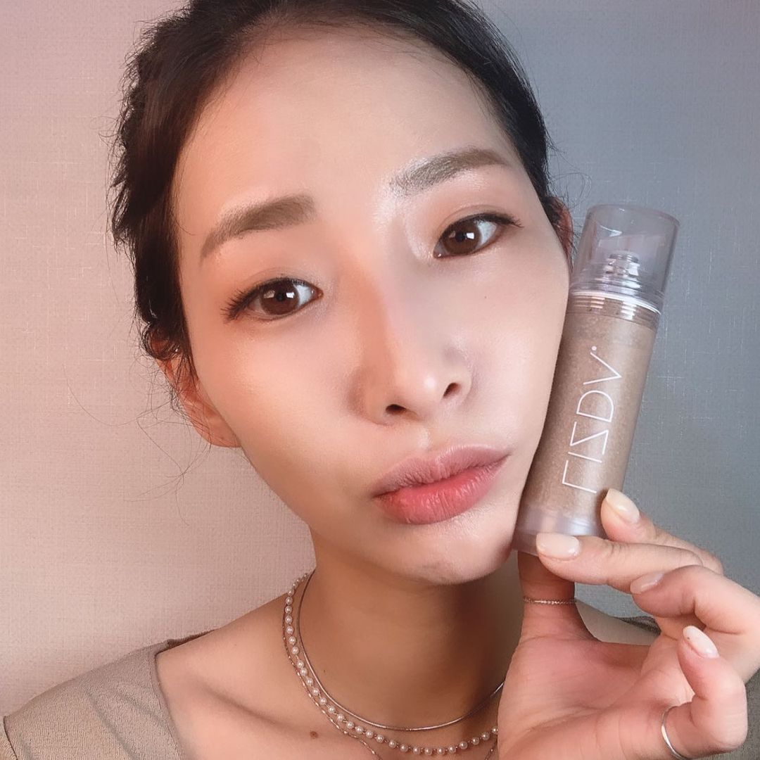 @sisters_log on Instagram: “• #리즈다제로핏커버캡슐파운데이션 촬영하면서 셀카 억만장 찍는듕 화장 잘먹은 또니언니 밍동생이 이뻐서 올리는중🤭 또니언니는 자고 있어서 모를걸욯🤍🖤”