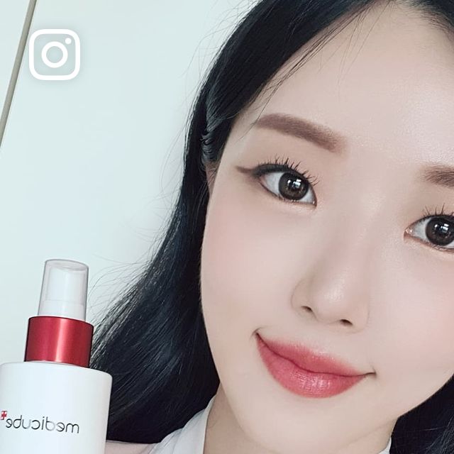 열심히 사는 리뷰어❤️‍🔥 on Instagram: "#협찬 매끈한 내 바디 피부의 비밀 🌿
등, 가슴 등에 여드름성 피부로 고민하는 분들
엄청 많으시더라구요..!
여름뿐만 아니라 사계절 내내 옷입을때 마다
정말 신경쓰이는 부분인데요 😰
제가 요즘 정말 잘 사용하고 있는 
여드름성 피부 전문 케어용 바디미스트를
소개드리려구요ㅎㅎ
메디큐브의 '레드 클리어 시카 바디미스트'입니다!

레드 클리어 시카 바디미스트는
여드름성 피부 사용 적합 인체적용시험을 완료한
진짜 여드름성 전문 케어 바디미스트예요 😙
모공을 막지 않아 면포 유발을 하지 않고
보습은 더해줘서 문제성 피부를 매끈하게
케어해준답니다 ❣

바디 피부에 맞게 설계된 미스트 포뮬라에
AHA/BHA/PHA 모두 함유되어 노폐물과
각질을 케어해주고,
병품추출물 10,000ppm을 담아
진정성분까지 있다는 것 🙌

거기에 향기가 정말 취향저격인데요 👍
알러지 성분 없는 라벤더 샌들 우드향이라
뿌리면 편안하고 기분이 좋아지더라구요ㅎㅎㅎ

또 혼자서도 온몸에 뿌리기 쉽게
360도 분사 스프레이가 적용되어있는데
요런 제품은 처음 봐서 완전 편하고 신기 🤭

등, 가슴 피부에 피지 각질 등 고민이 있으신 분들
간편하게 바디케어 할수있는 
저자극 바디미스트 찾으시는 분들께
여드름성 전문 케어 바디미스트,
메디큐브 레드 클리어 시카 바디미스트
완전 추천드려요 ❤

#메디큐브 #바디미스트 #바디미스트추천 #등드름관리 #여드름성피부미스트 #유재석바디미스트 #medicube #AD"