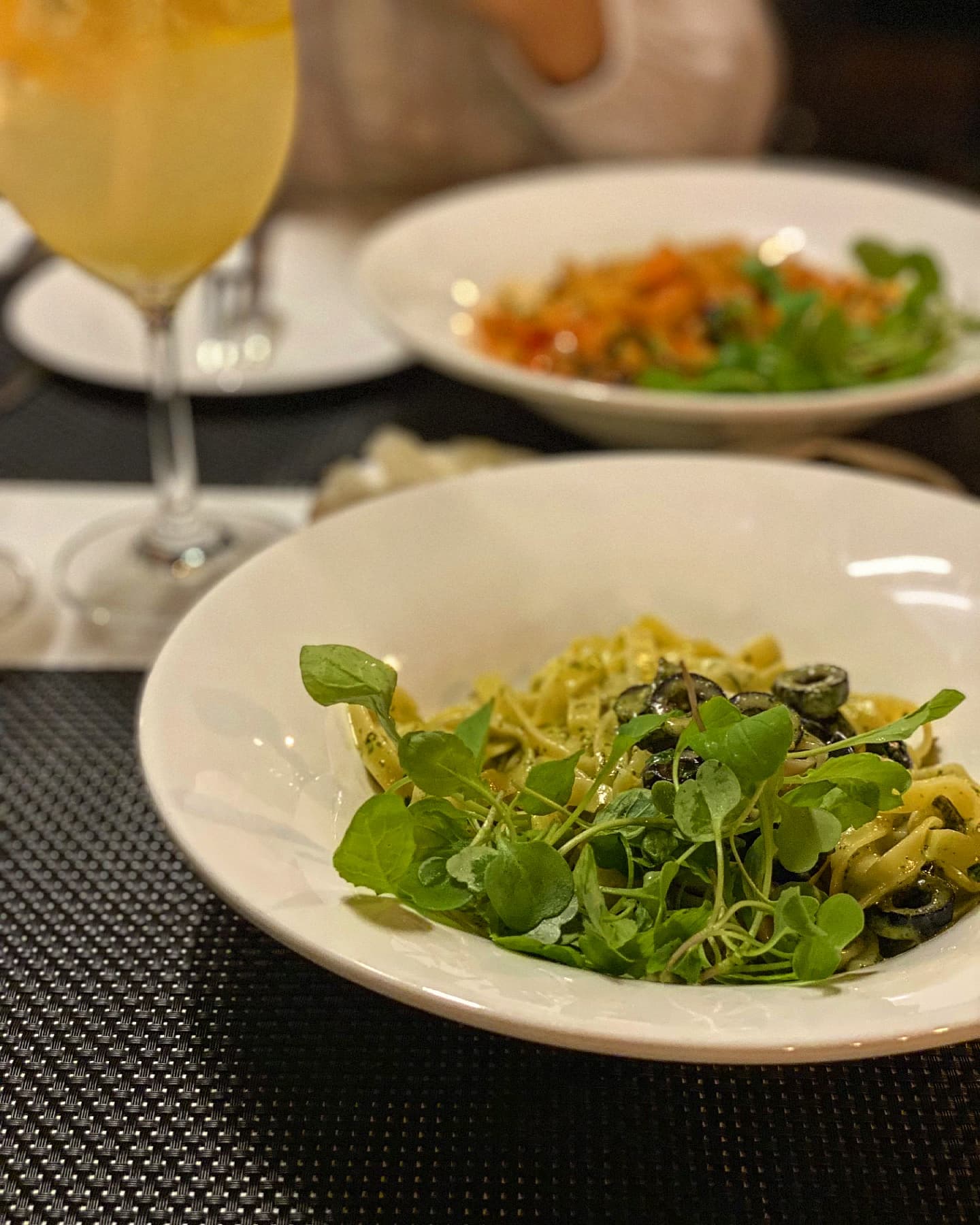 💫 #성신여대맛집 / #벤베누토 💫

🍝 바질페스토 파스타 (17000)
🍝 새우 로제 파스타 (20000)
🍹 레모네이드 (6000)

며칠전 동기와 정처없이 뭐먹냐..헤매다가 못보던 곳이 있길래 도전 ㅋㅋ
올블랙 인테리어의 깔끔한 레스토랑...:)
레모네이드는 홈메이드?직접만든 레몬청어쩌고 저쩌고 라고 써있길래 시켜봤는데 아주 시고 달고!!!! 밍밍하지 않아서 좋았음 ㅠ 에이든데 탄산맛만 많이나는거 극혐하는편이라.. 레몬맛이 세서 좋았다 ^^ 레모네이드 드세요.

그리고 파스타는 내가 로제, 친구가 바질페스토였는데 난 로제만 먹었음 ㅋㅋㅋ 주문할 때 외국인셰프님이 본토스타일로 (?) 조리하셔서 간이 좀 삼삼하실 수 있는데 입맛에 따라 다시 바로 조리해주실 수 있다고 하셨다.. 확실히 다른데서 먹던 파스타보다 간이 덜세고 슴슴함..근데 맛있음~~~ 😋 간 센 파스타가 조으신 분은 미리 말씀하시는게 좋을듯!! 사실 다시 간쳐서 해주시면 면이 더익을수도 있으니까 🥺 (그런거 진짜시러하는 냠린)
난 암튼 마싯게 잘먹었다,,,,글구 확실히 재료가 싱싱한 느낌이 들어서 좋았음 ㅋㅋㅋ먼가 큼지막하게 재료 때려넣은 느낌 굿.

아 그리고ㅠ 협찬아닌데 리뷰이렇게 길게 쓰는이유...(이쯤되면 내 기존 리뷰 몇개 보신분들은  의심스러우실듯 !!ㅠㅠ) 나 요즘 바빠서 냠냠린 거의 올리지도 않았는디..^^

진짜 서비스가 너무 대박 친절 왕이심 ;;정말 황송할 정도로..( ͡╥ ͜ʖ ͡╥) 살면서 가본 식당중 손꼽히는 친절이었다.
가히 성신인근 식당중 최고로 친절한 서비스를 한다고 자부할 수 있다..(성신 근방 식당 천개는 가봄)
두 분 서버분들, 쉐프님까지 진짜 ... 너무x100 친절하심 💗  최고의 직업정신 🥲
음식 맛있냐고 세 번쯤 오셔서 물어보심 ㅠ 쉐프님까지 직접 나오셔서...맛잇어용..( ͡╥ ͜ʖ ͡╥)
엄청난 서비스덕에 진짜그냥.. 🥰<이런 표정으로 나오게됨. 기분조은 식사를 하고플땐 벤베누토로 가보세요~~~♡

#냠냠린_성신여대