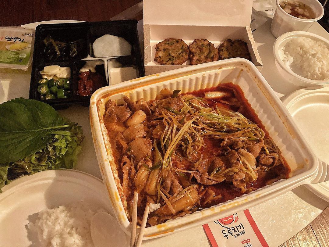 jin 💜 on Instagram: “오늘은 돼지 두루치기 배달👍🏻 여기 문정역에 있는 한근두루치기&제육볶음 문정점 배달맛집 💕💕💕 양이 2~3인분이라는데 거의 네명이서 먹을정도로 양 진짜 많았