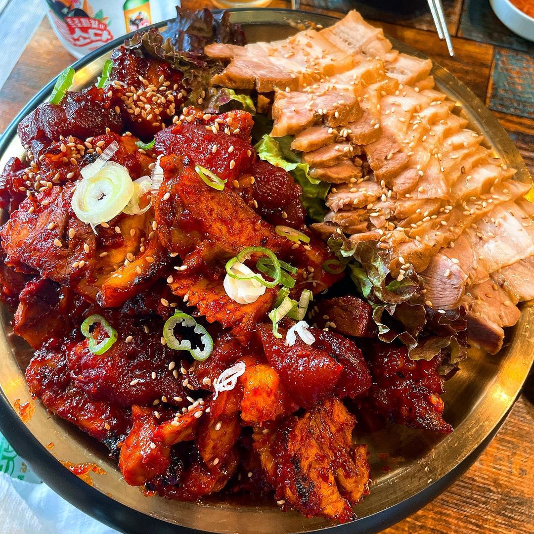 주 현’s Instagram profile post: “#협찬 🍴호야네 족발🍴 왕십리 핫플 호야네 족발! 보쌈 (소)_27000원 불족발 (소)_29000원 쟁만 막국수_7000원 기본으로 오댕탕이랑 계란찜이 나오는데 계란