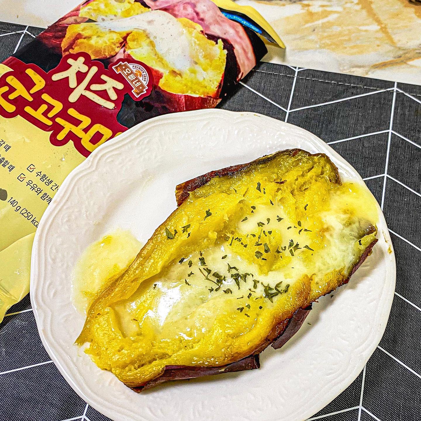 #협찬 #오빠네치즈군고구마 

오늘의 디저트론 오빠네 치즈 군고구마~🍠🧀 
치킨먹구 후식인데 오늘 
치킨도 피자도 먹고싶었쬬🙈✨ 
절대 포기 못하죠, 다 먹어줘야죠!!!
피자 같은 고구마 먹어죠야죠~😉😘

오빠네 고구마는 개별포장이라 간편해요! 아이스로 먹고싶어서 반은 아이스로 먹고, 반은 전자레인지에 돌려서 먹었어요! 
아이스로 먹으니 시원달달한 
찐 고구마 아이스크림! 🥶😳
제가 고구마 시원하게 먹는거 
좋아하는데 넘 좋았어요❤️‍🔥 

반쪽은 전자레인지 돌려서 파슬리를 
솔솔 뿌렸는데, 따뜻하고 달달한 고구마가 진짜 고구마 피자를 먹는 느낌 🍕
케첩하고 핫소스를 뿌려먹으니까 
피자 먹는 것 같았어요! 
달달한 고구마+ 고소하고 부드러운 치즈+ 매콤한 소스 환상의 궁합❤️ 

이렇게 간단하게 간식으로도 든든하게 
끼니대용으로도 적합하고 맛있어서 
아이들 영양간식, 끼니 대용으로도 딱일듯🤍

#쇼핑메이커 #팜스뱅크 #후기문화캠페인

구매처 shoppingmaker