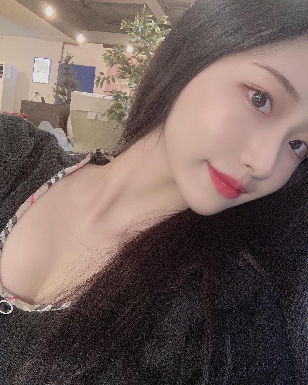 이규리 on Instagram: “커피 마셔도, 마스크 써도, 수정 못해도 계속 유지되고 절대 안묻음 01.시그니처레드 02.무드코랄 03.핑크블라썸 있는데 내가 바른건 핑크블라썸 !💘 #협찬”