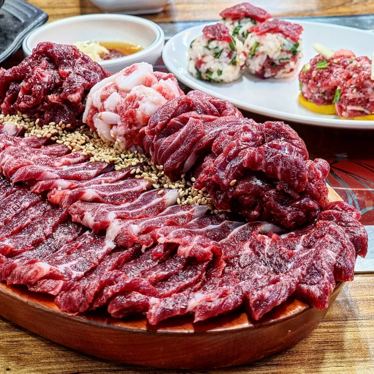 과연 이집보다 육사시미를 잘하는집이 있을까?🧐 진짜 예술이다,,,찰지고 부드럽고 고소하고 쫜득쫜득 그냥 다있다.
육사시미러버로써,,,이집 진짜 강추,,,
이집 육사시미 한입에 소주한잔 마시다보면 어느새 상가득찬 소주빈병을 발견할수있다,,,후,,,조만간 재방문해야지,,,
그땐 가볍게 소맥으로😊
.
.
.
#광주#한우촌#광주맛집#육사시미#한우#뭉태기#상무지구맛집#은짱맛집추천#한국음식#kfood#foodie#foodporn#food#yummy#먹스타그램#맛스타그램#yummy#맛집추천#먹부림#맛집#대구맛집#전라도맛집#맞팔#선팔#팔로우