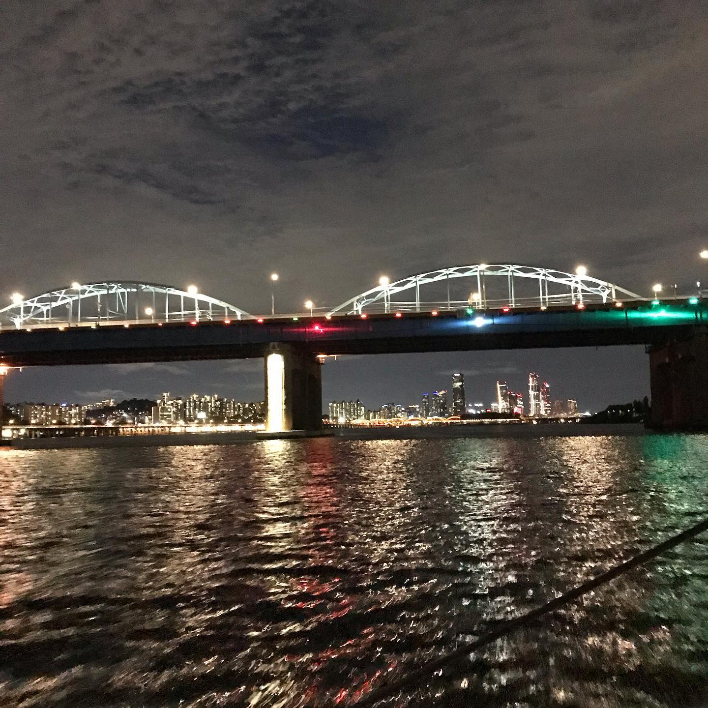 한강 요트🧸
세빛섬은 처음 와봤는데, 경치도 좋고 강바람도 시원😆

제일 먼저 줄 선 덕분에 해먹자리 제일 앞에서 구경😻😻

요즘 처음 해 보는 것들 왕창 하고 있는데 너무 즐겁다 🤣

좋은 경험, 좋은 시간
감사합니다요🐶
.
.
.
.
.
.
.
.
.
.
.
.
#세빛섬 #요트투어 #골든블루마리나 #해먹 #한강 #세빛섬야경 #한강야경 #일상 #소통 #데일리 #선팔 #맞팔 #좋아요 #반사 #레인보우브릿지 #요트 #야경맛집 #좋은사람과좋은시간