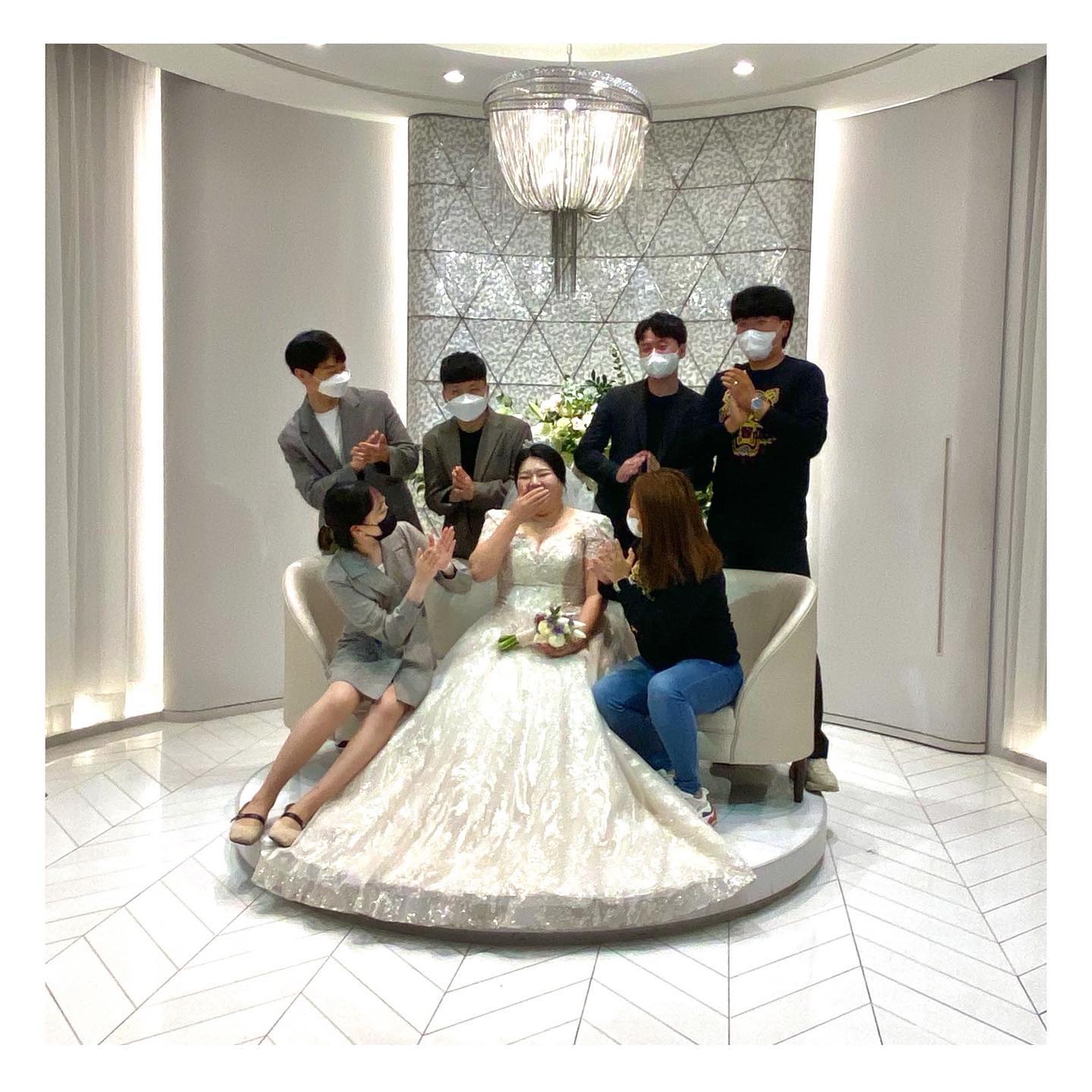 노래를 좋아하는 은진언니와
춤을 좋아하는 기선오빠
너무나도 애정하는 두 분의 결혼식✨
수련언니의 축사가 나올 땐 모든말이 공감되어서 제가 다 울컥했습니다🥲 
언니오빠한테 꽃도 뿌려드리고, 
오랜만에 싱가폴에서 만난 지인들 많이 모여서 넘모 좋았숨다😆
이미 행복해 보이시지만!
지금보다 훨씬 더 많이 행복한 생활 보내시길 바랄게유🥺🥺
결혼 진심으로 축하드립니다!!!!🥰🎉🥰🎉🥰
