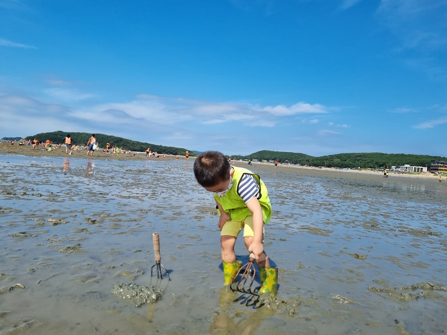 신났던 연휴기간 💙
남편의 열흘휴가로 놀러다니기!
여행 못 가 아쉽지만
우리 찬이 크면 더 많이 ❤
갯벌로 시작해 #번개맨뮤지컬 로 마무리
한 주간도 힘내보자 👊